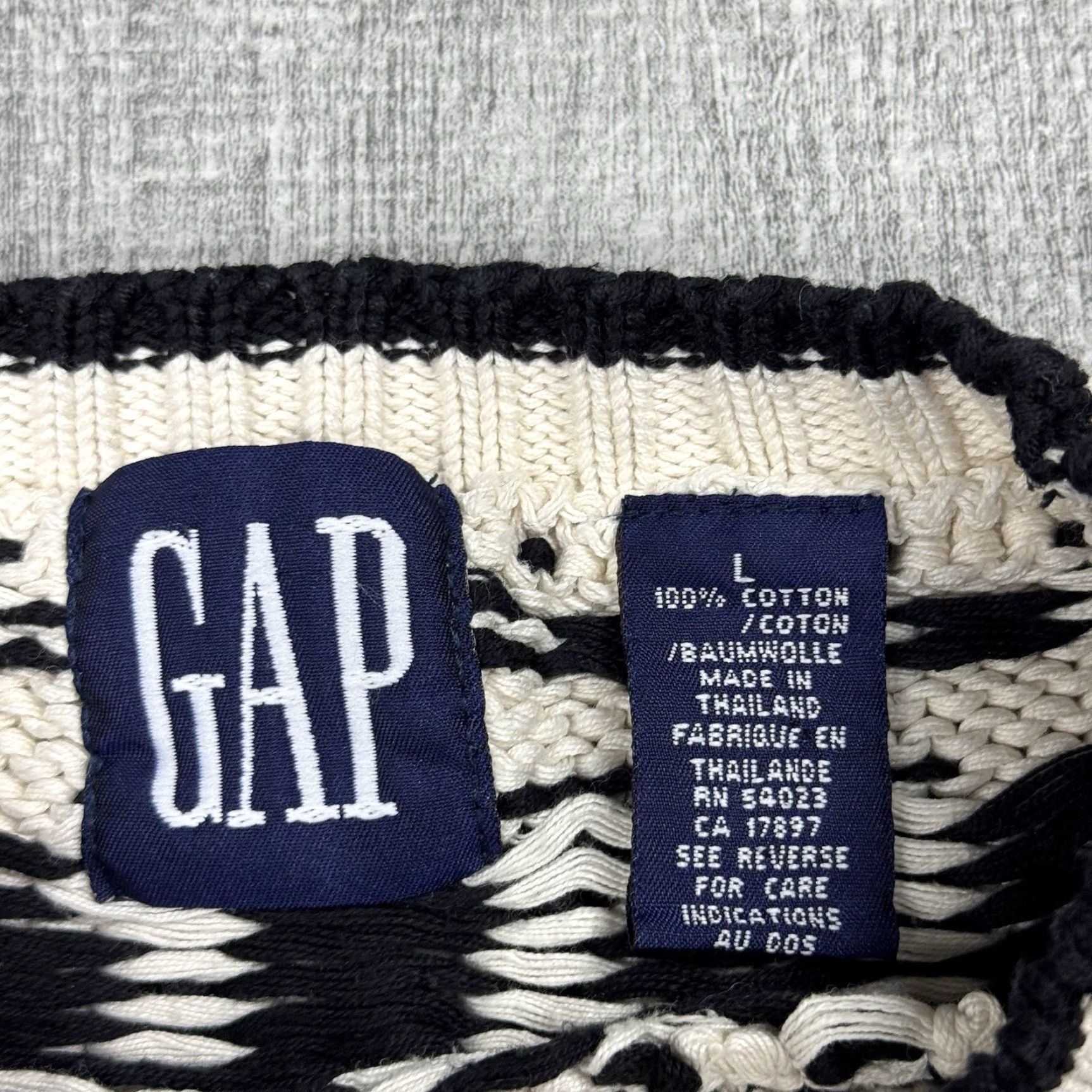 Gap VINTAGE 90S GAP MENS AZTEC GEOMETRIC HEAVY CHUNKY KNIT SWEATER SIZE M BLACK WHITE Size US M / EU 48-50 / 2 - 3 Thumbnail