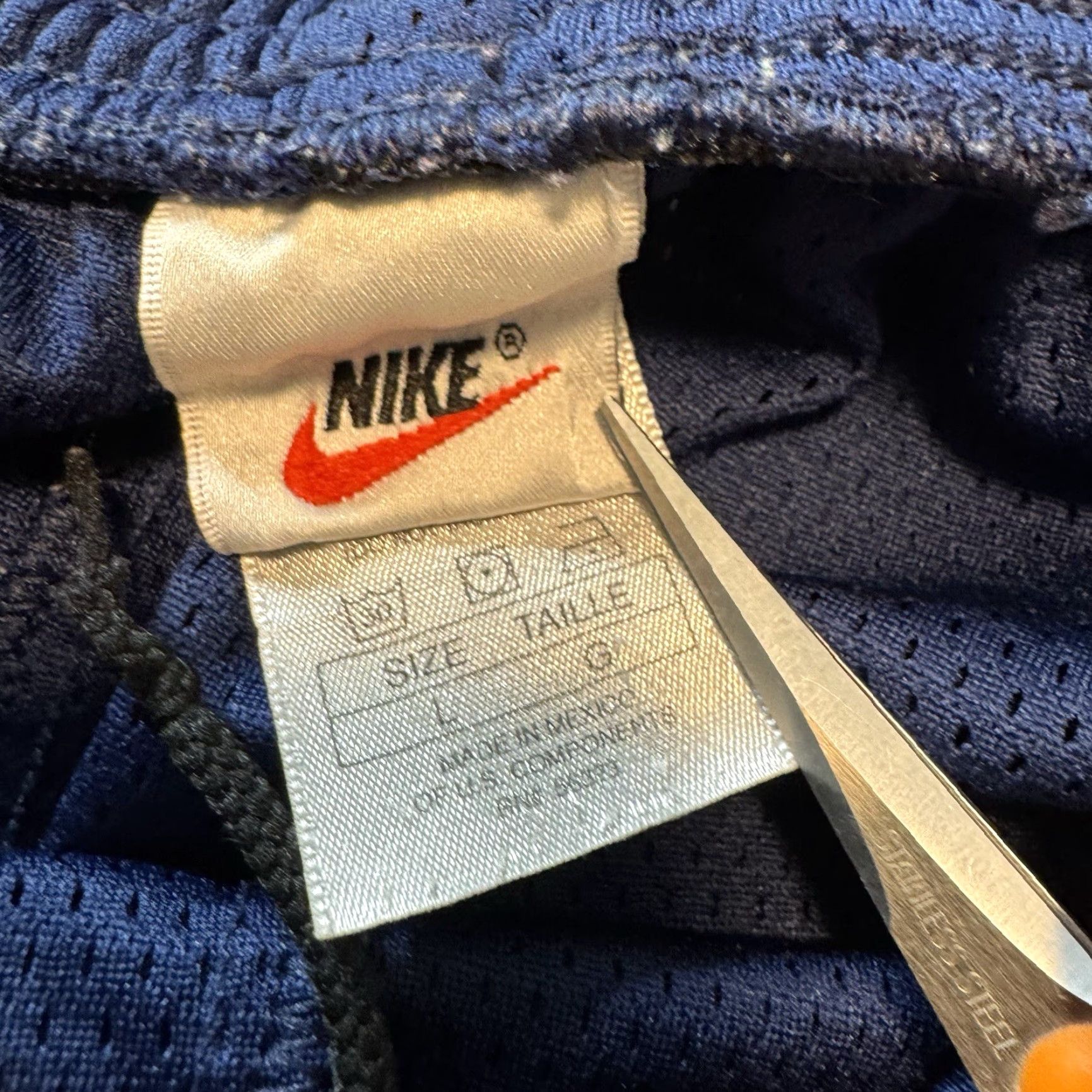 Nike VINTAGE Nike Men Shorts Size L Blue White Embroidered Logo 90s Athletic Activewear Shorts Mens Regular Waist 32 in 5 in Inseam Size US 33 - 4 Thumbnail