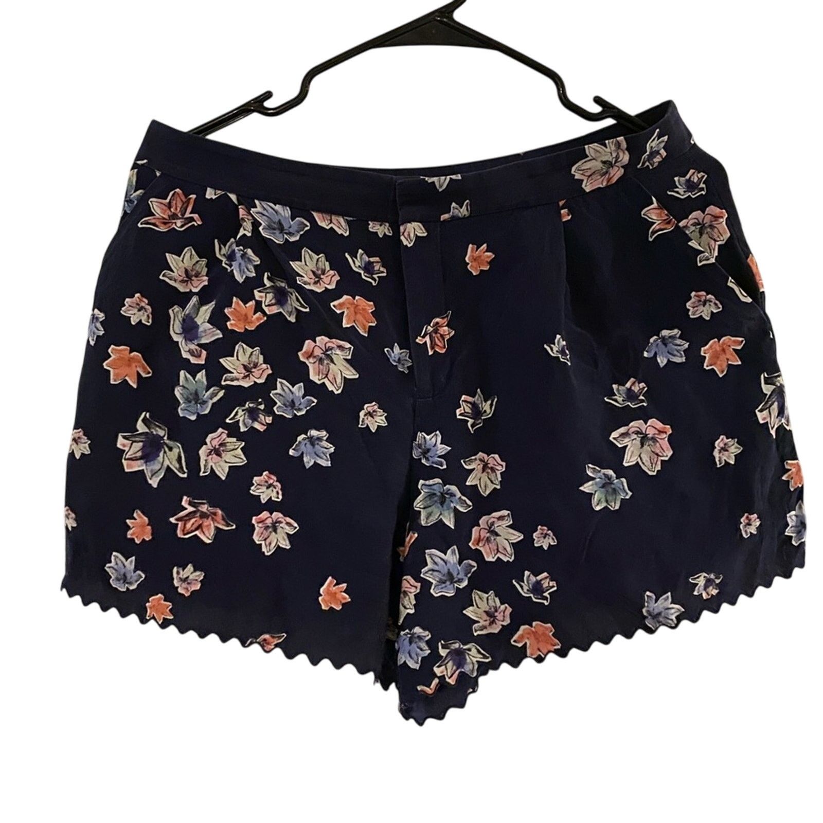 Club Monaco Club Monaco Silk Shorts Scalloped Hem 4 Navy Floral Pattern Size 27" / US 4 / IT 40 - 2 Thumbnail
