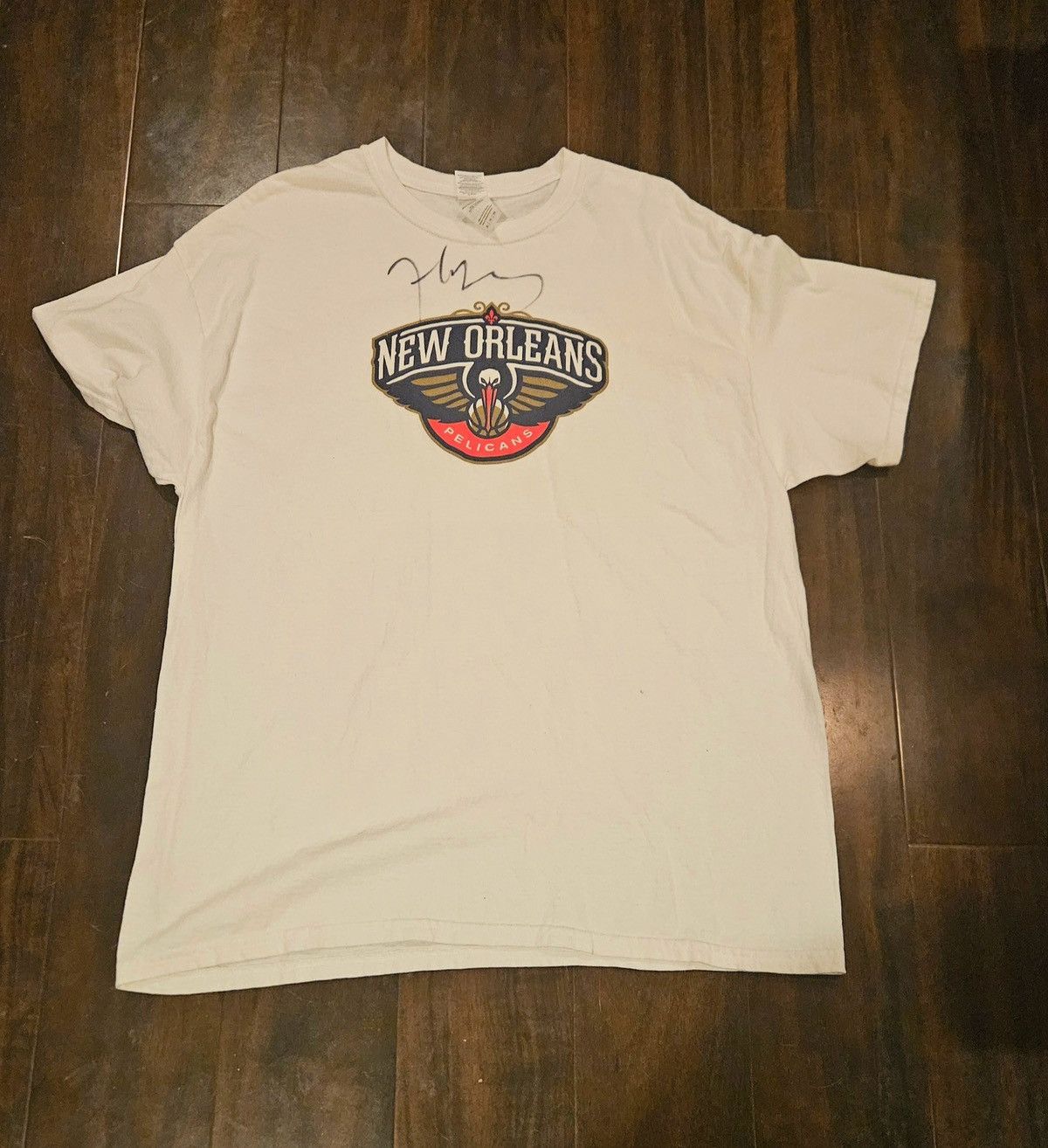Gildan New Orleans pelicans autographed tee Size US XL / EU 56 / 4 - 1 Thumbnail