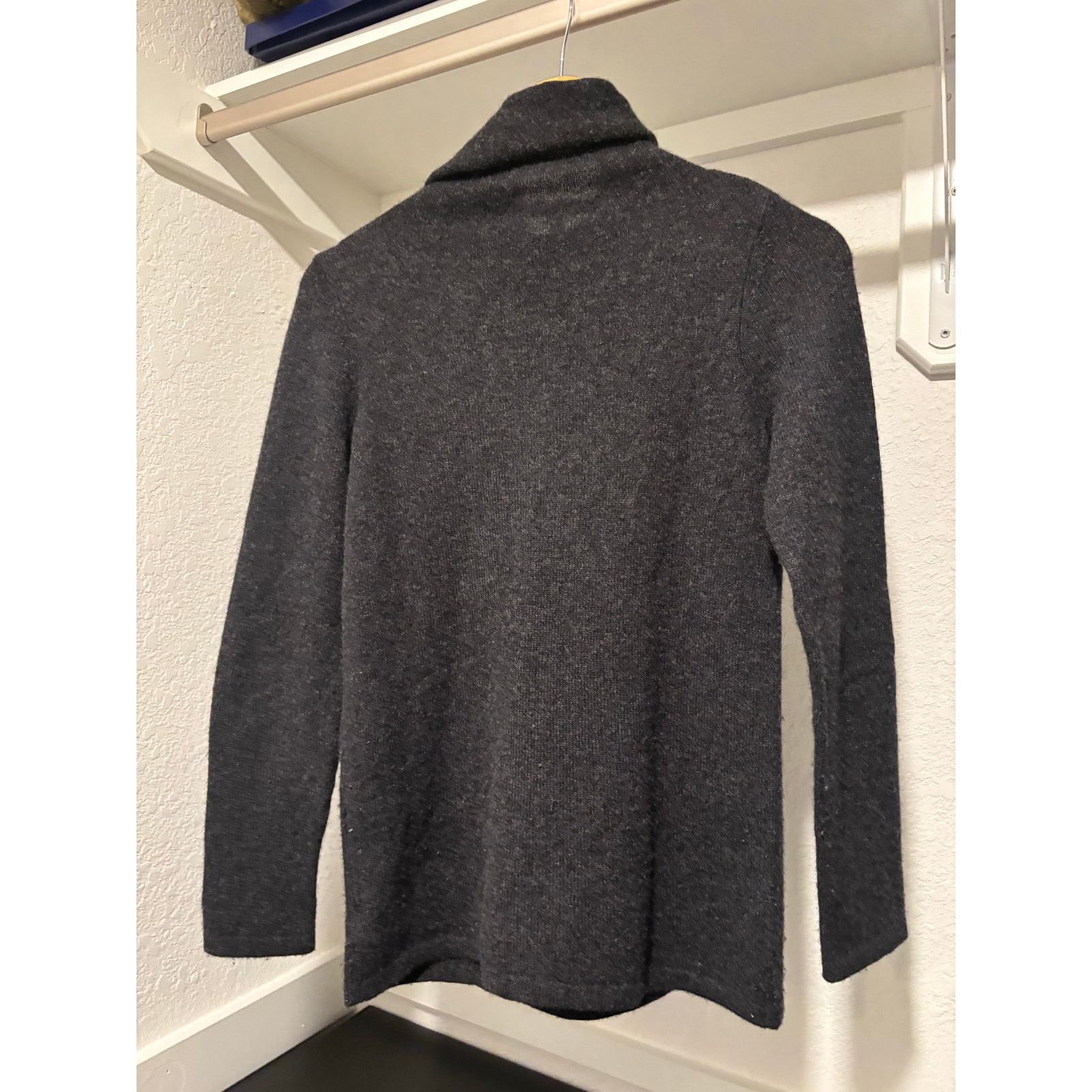 Neiman Marcus Neiman Marcus Cashmere Turtleneck Sweater Sz S Size S / US 4 / IT 40 - 2 Thumbnail