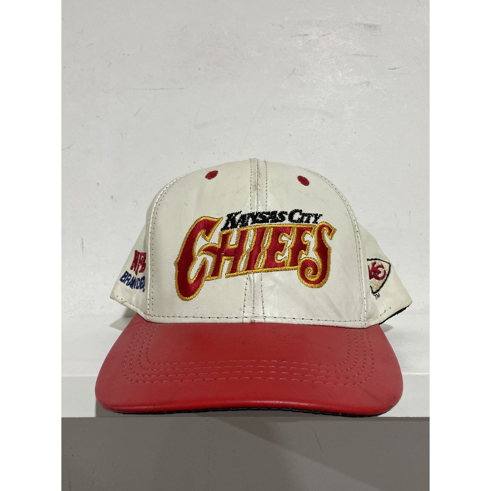 Other VINTAGE 90'S LEATHER KANSAS CITY CHIEFS SNAPBACK Size ONE SIZE - 1 Thumbnail
