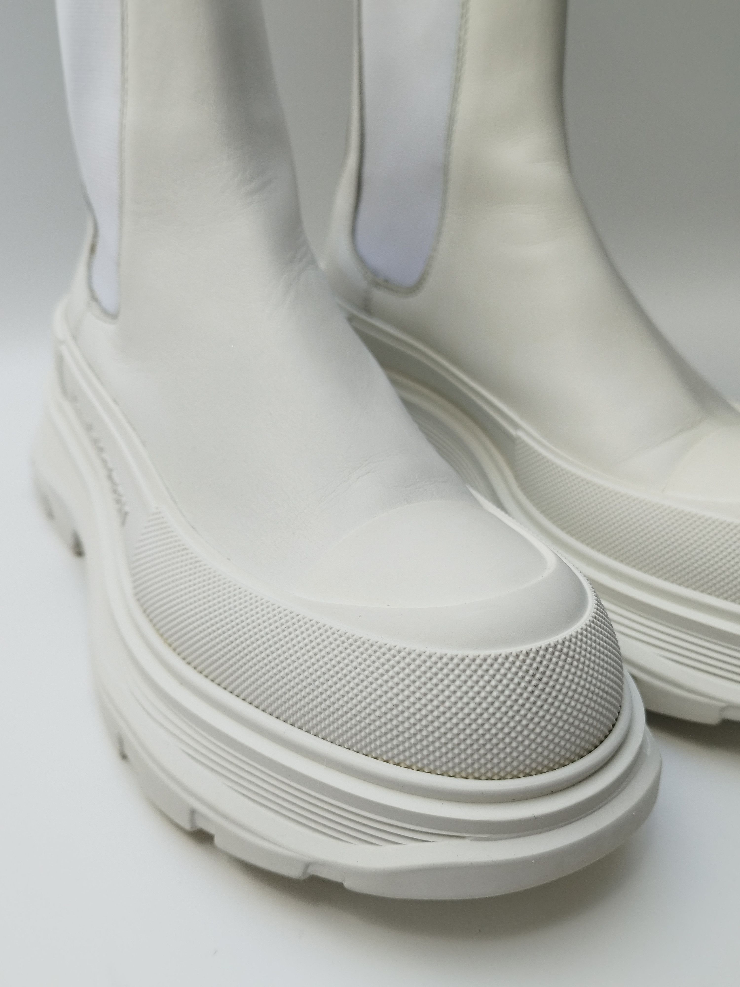 Alexander McQueen Alexander McQueen Chelsea white boots Size US 7.5 / IT 37.5 - 7 Thumbnail