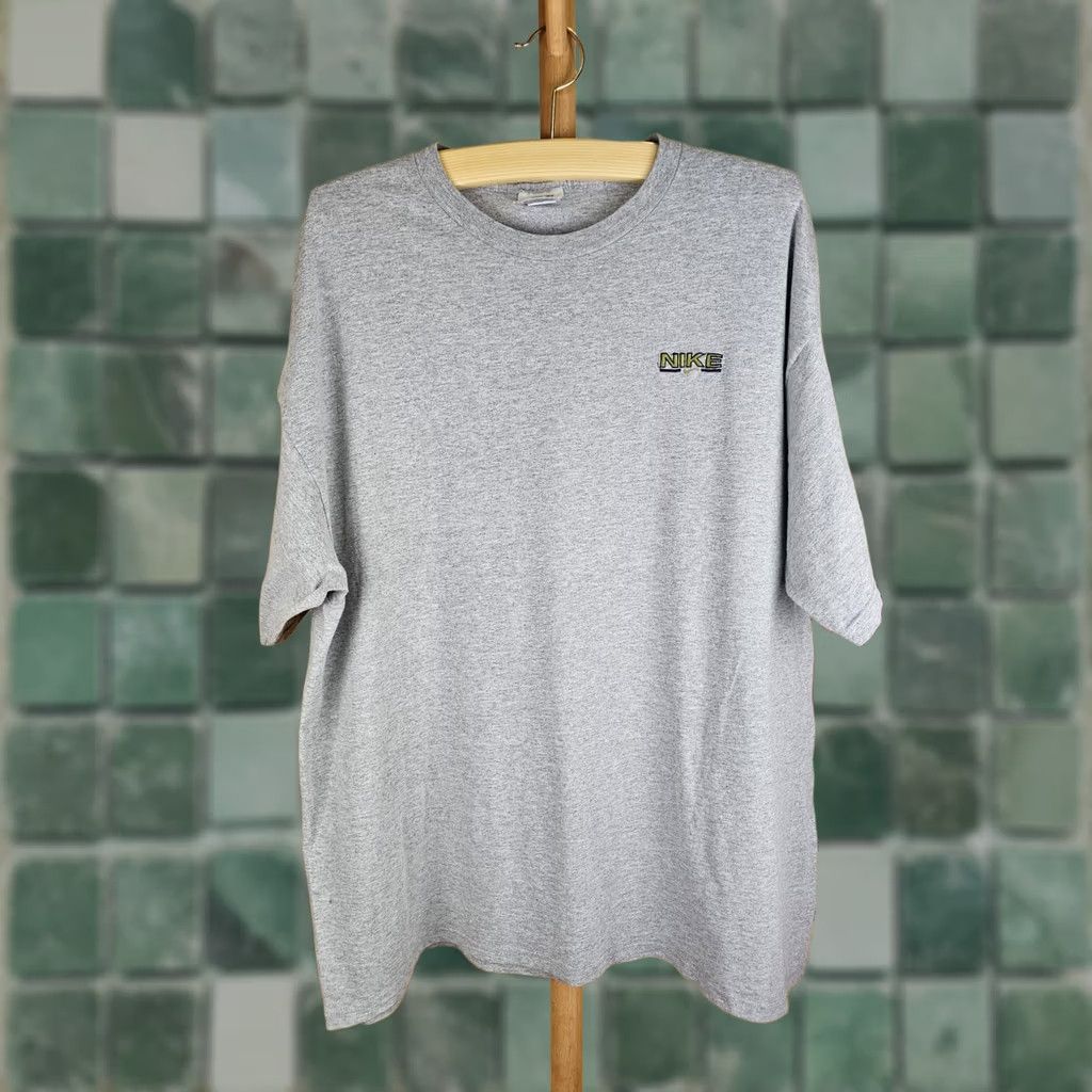 Nike VINTAGE Nike SMALL EMBRODERY Gray Cotton T-Shirt XL / XXXL TO FIT XXL Mens Short Sleeve Round Neck Cotton T-Shirt 90s Logo Size US XL / EU 56 / 4 - 1 Thumbnail
