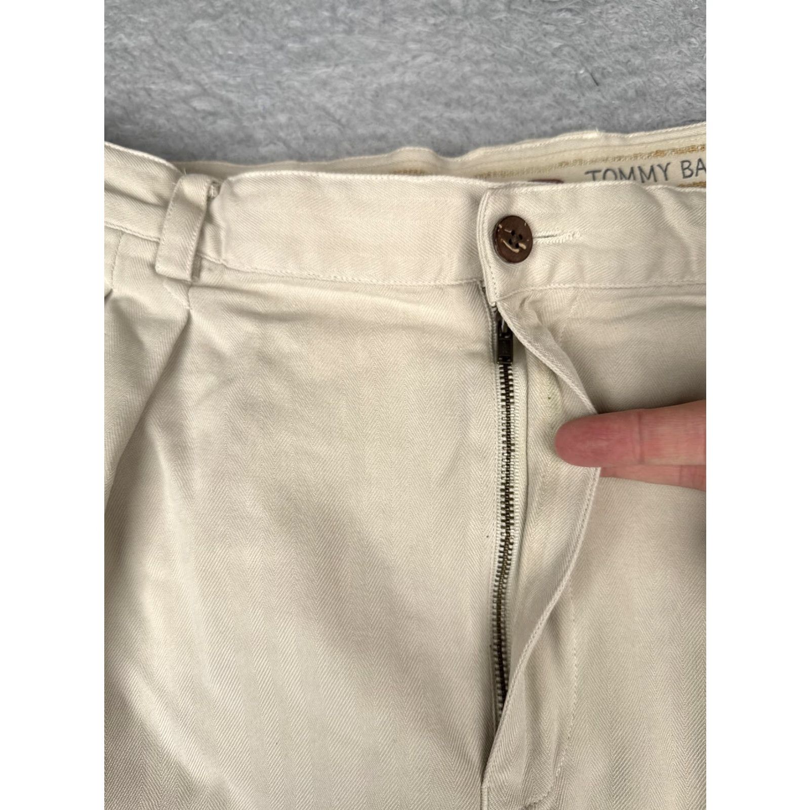 Tommy Bahama VINTAGE Tommy Bahama Shorts Mens 34 Khaki 100% Silk Pleated Relax Chino Casual Zip Fly Beige Beach 1990s Mens Size US 34 / EU 50 - 6 Thumbnail