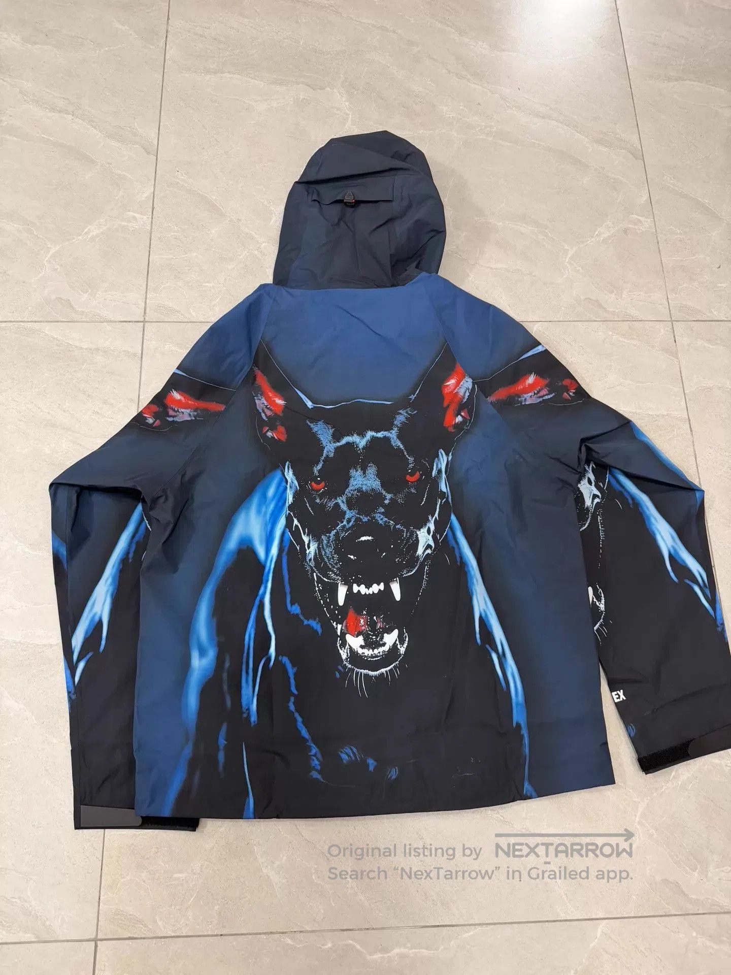 Palace Hooded GORE-TEX Jacket with Wolf Print. Size US M / EU 48-50 / 2 - 5 Thumbnail