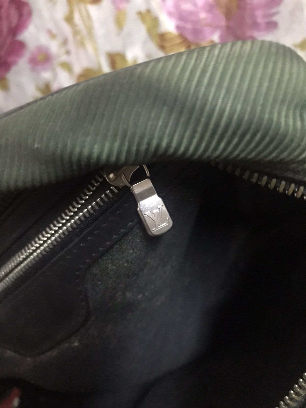 Louis Vuitton Authentic Louis Vuitton Size ONE SIZE - 6 Thumbnail