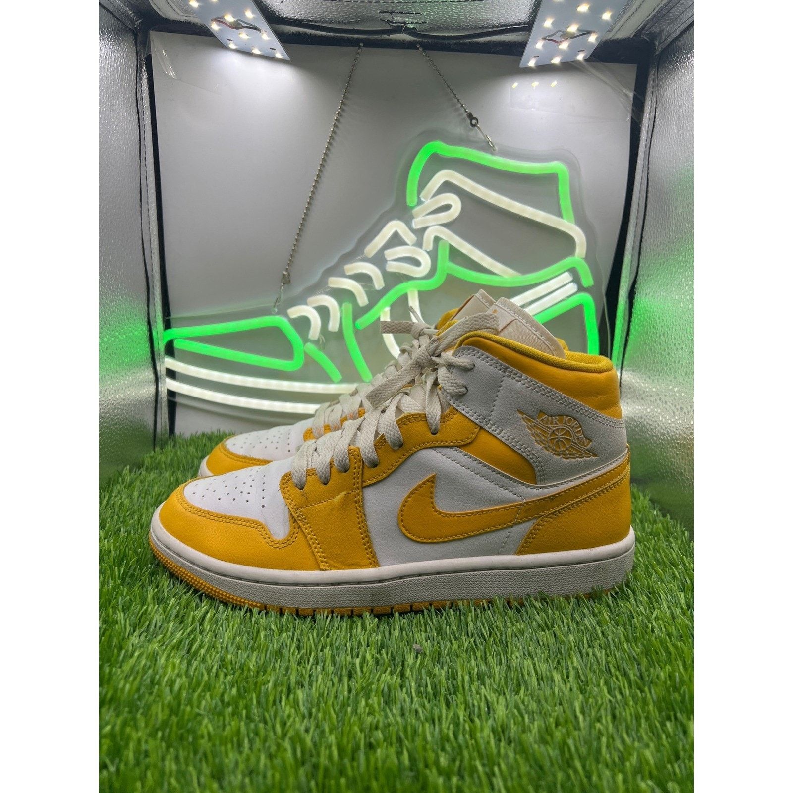 Jordan Brand Nike Jordan 1 Mid White University Gold W Size 8 Size US 8 / IT 38 - 1 Thumbnail