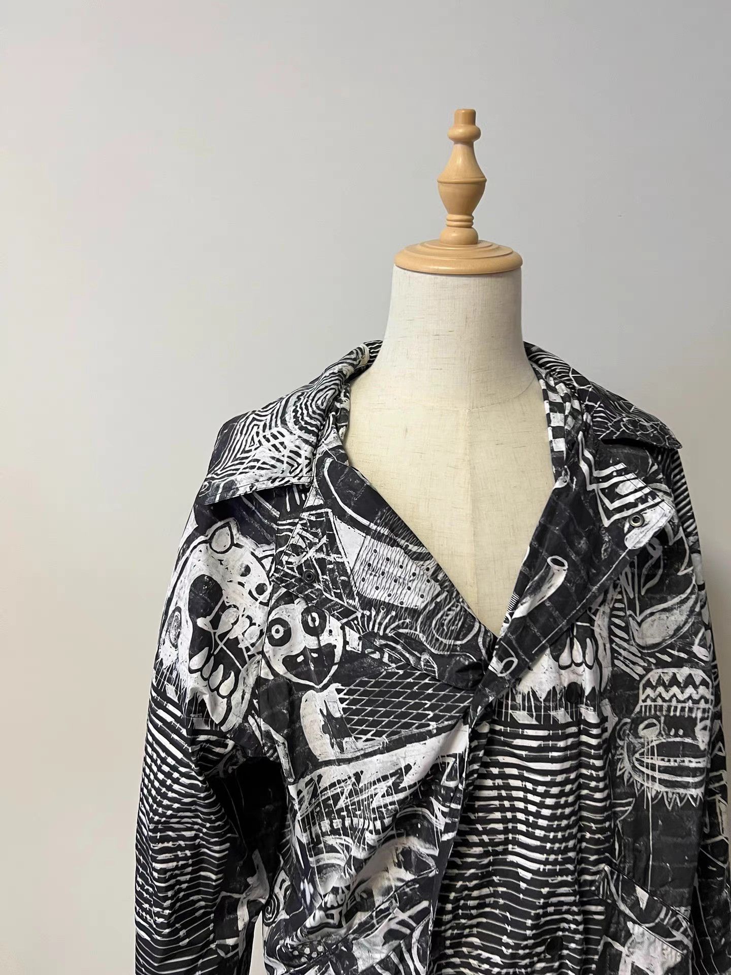 Jean Paul Gaultier JPG Graffiti Trench Coat Runway Edition K9 Size US M / EU 48-50 / 2 - 2 Thumbnail