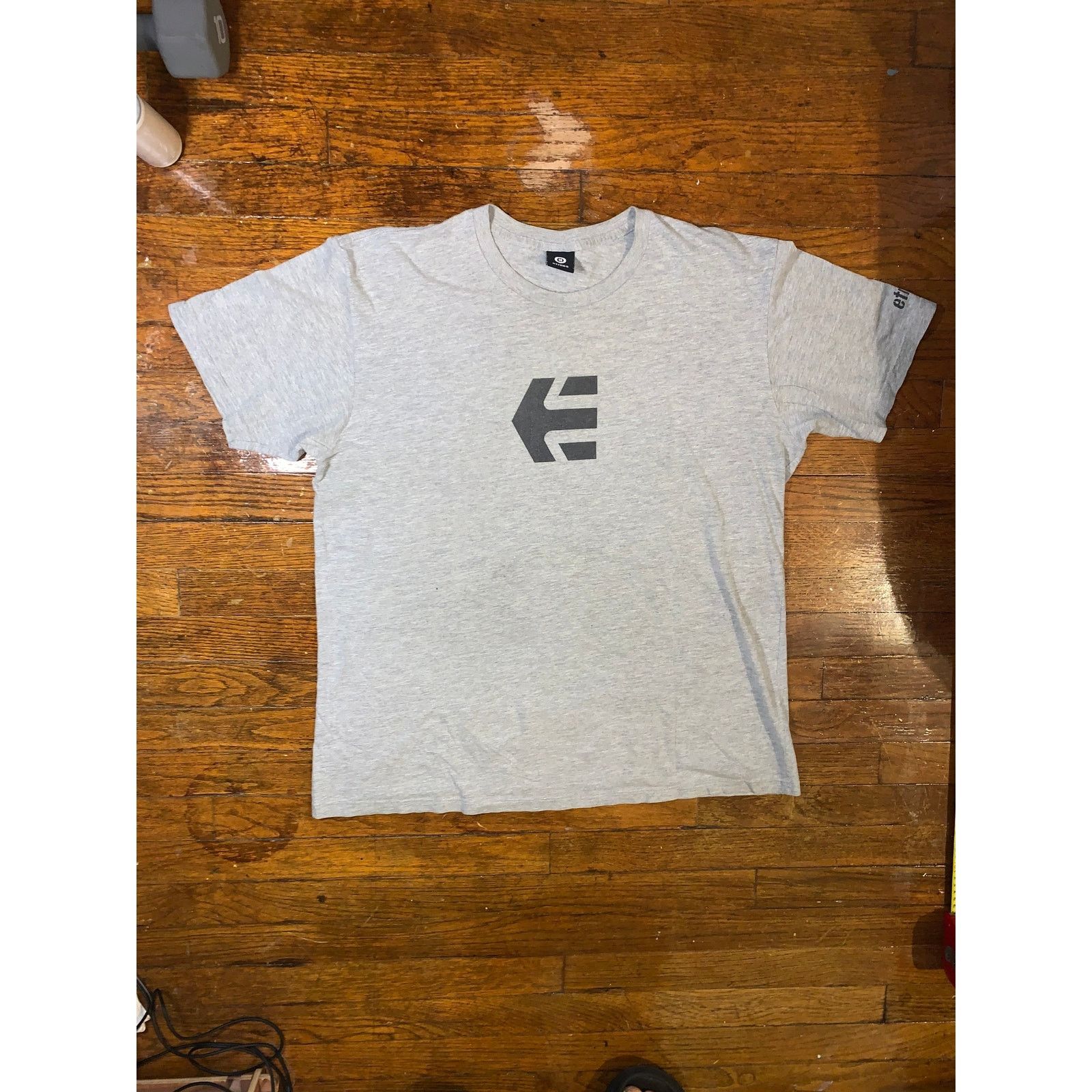 Etnies × Other × Vintage Vintage Etnies Skate T Shirt Large Gray Y2K Logo Tee Size US L / EU 52-54 / 3 - 1 Thumbnail