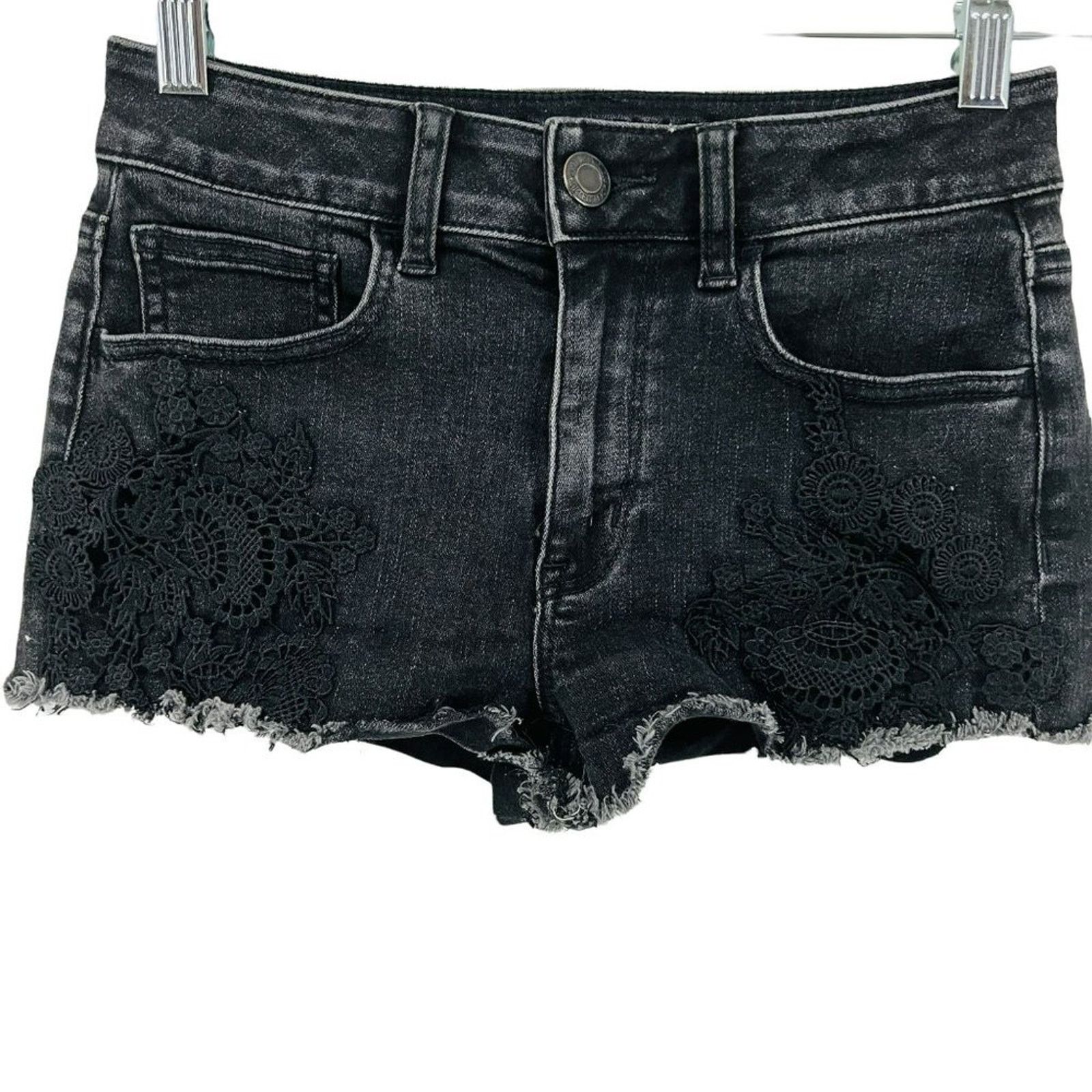 American Eagle Outfitters American Eagle Outfitters Black Hi Rise Floral Crochet Short Size 26" / US 2 / IT 38 - 1 Thumbnail