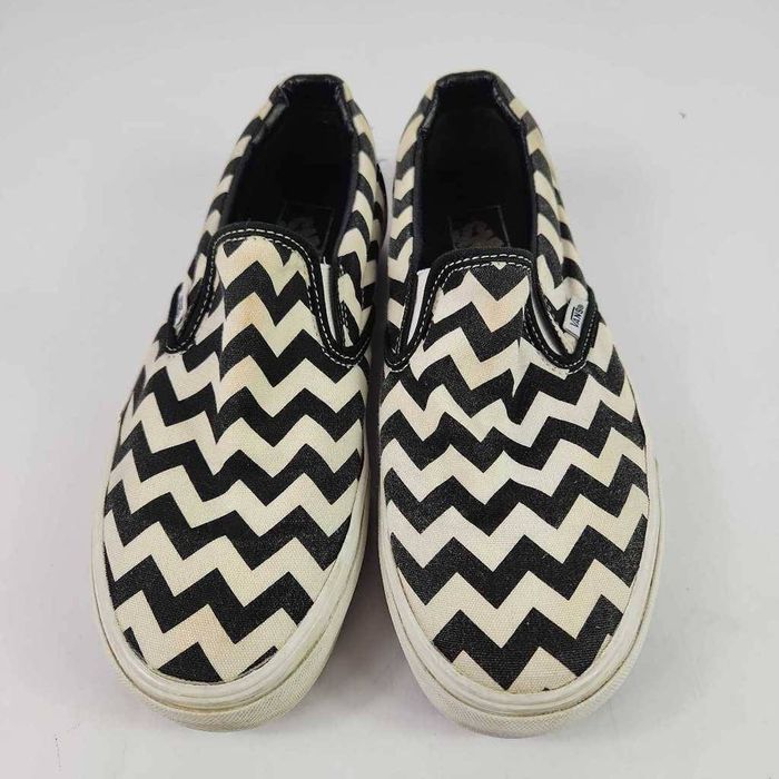 Black and outlet white chevron vans