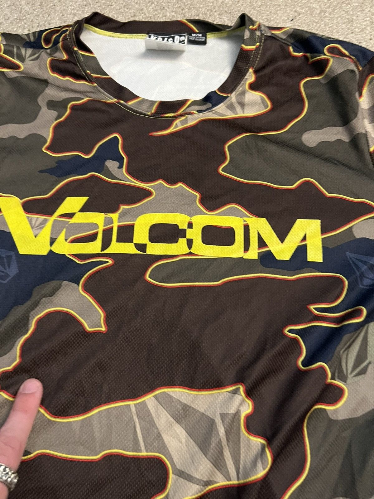 The GV Gallery × Volcom Insane volcom aop camo performance long sleeve Size US M / EU 48-50 / 2 - 3 Thumbnail