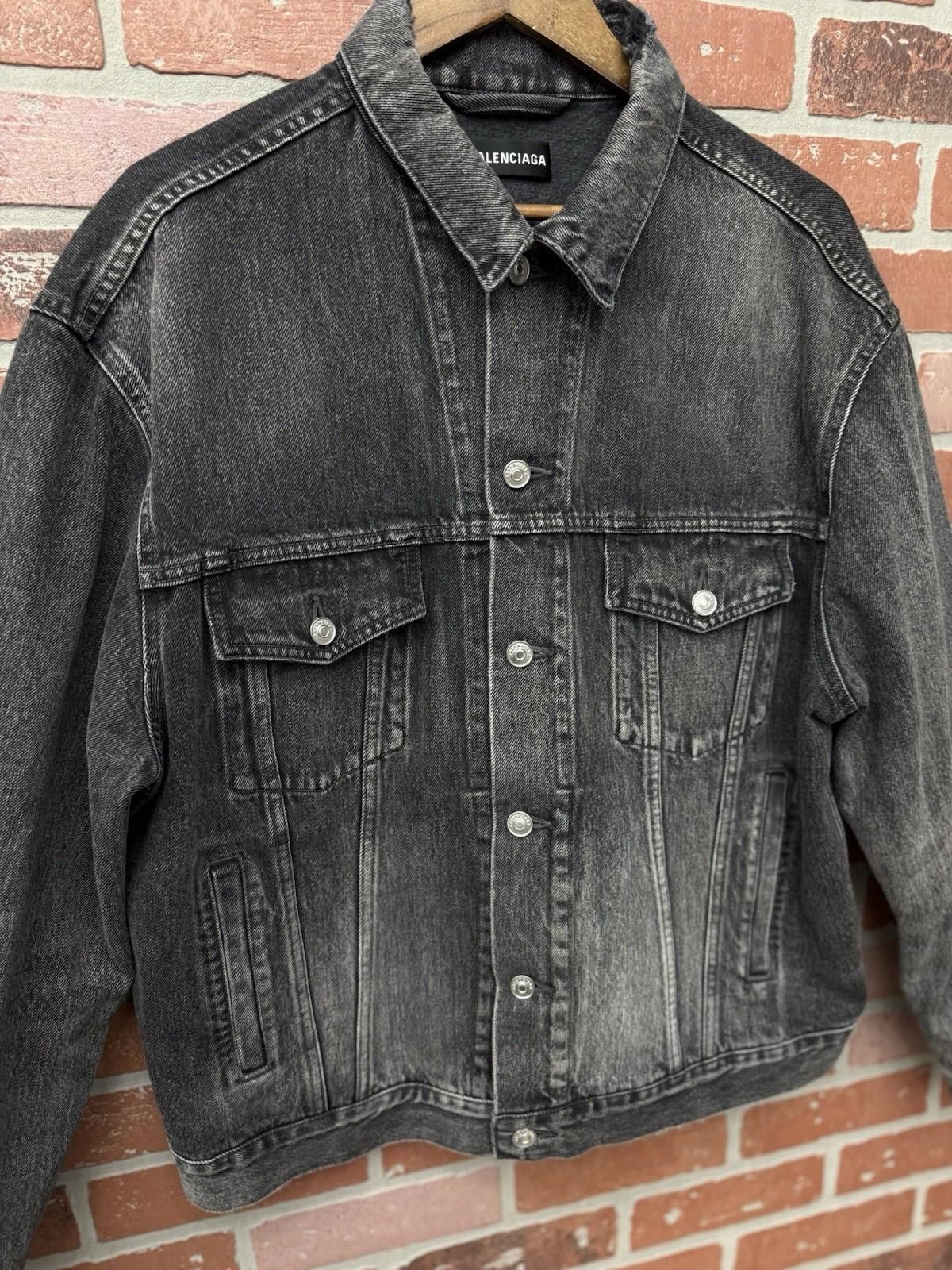 Balenciaga Balenciaga Black/Red Logo Denim Jean Jacket $1400 Size (50) Size US M / EU 48-50 / 2 - 9 Thumbnail