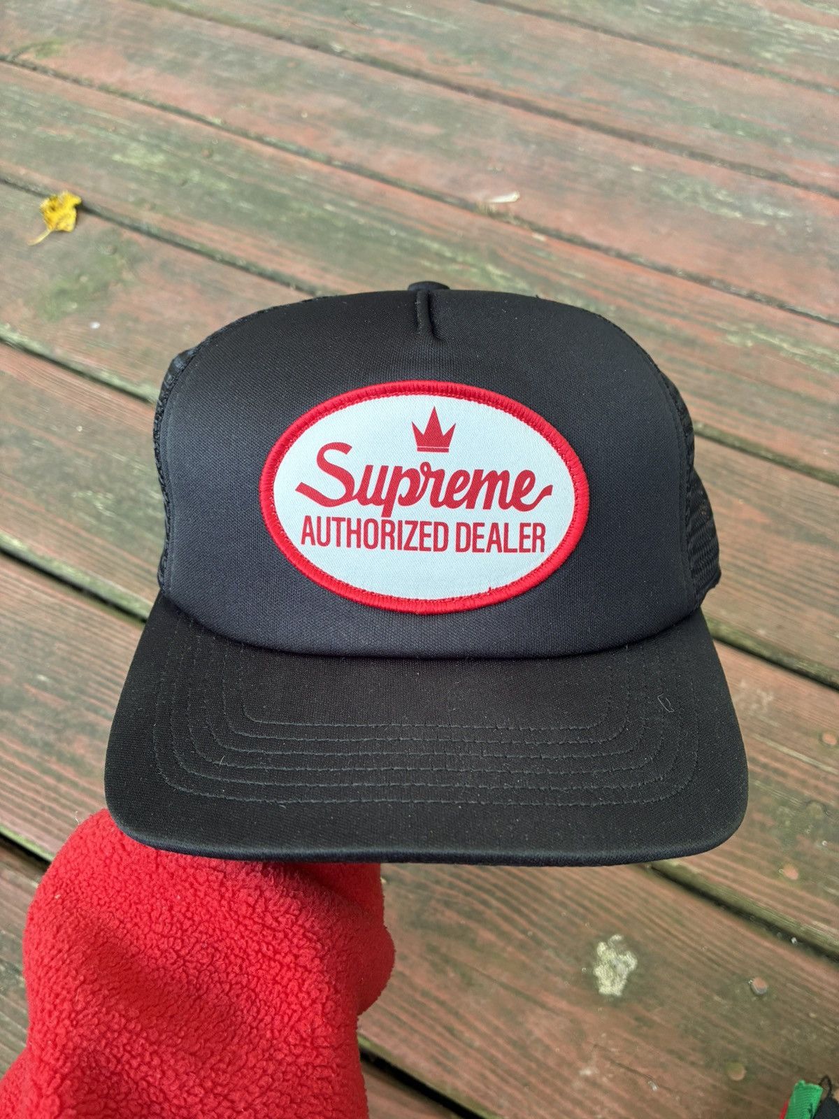Supreme AUTHORIZED DEALER トラッカーキャップ Supreme AUTHORIZED DEALER トラッカーキャップ - メルカリ