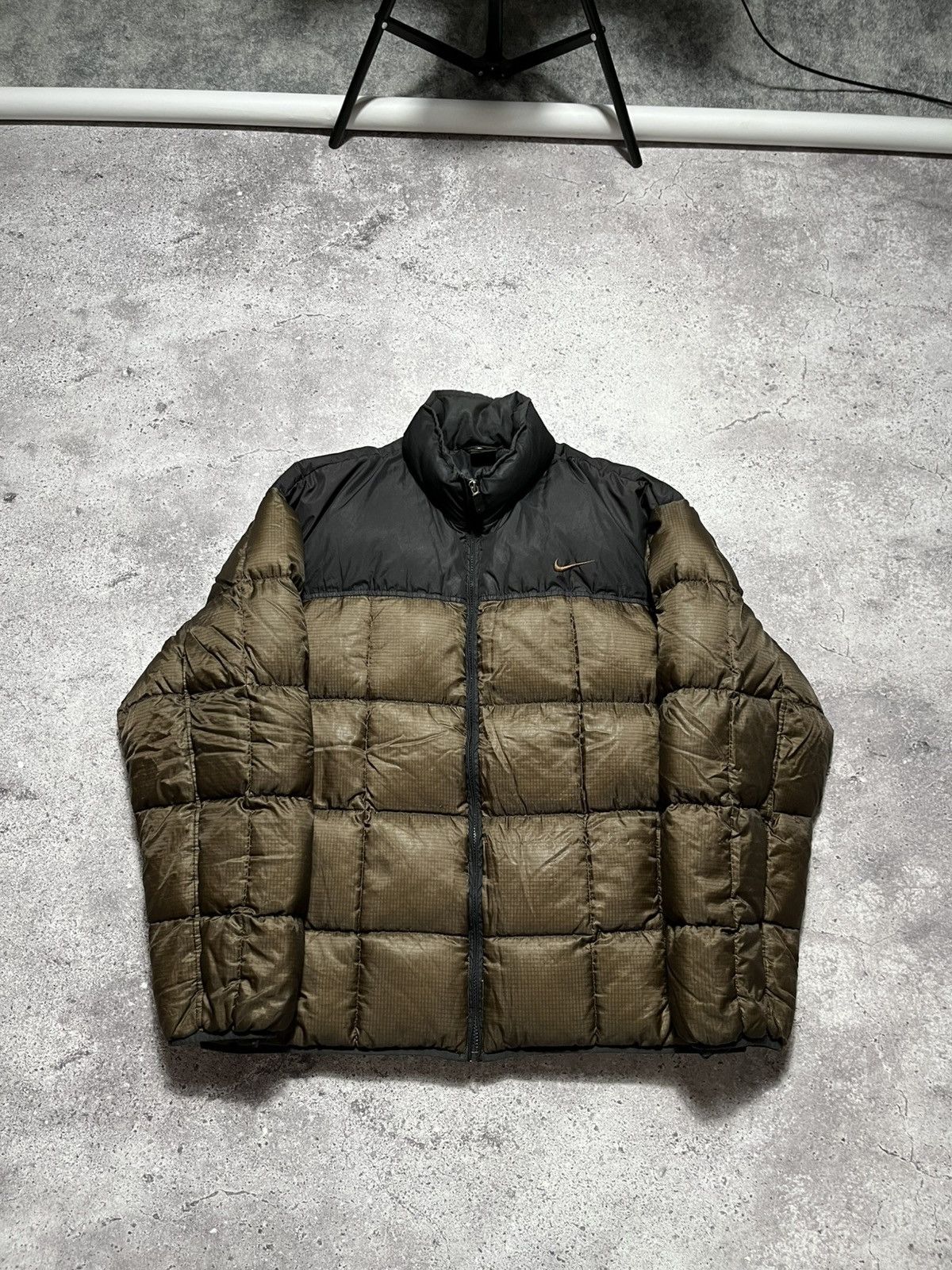 Nike Vintage 90’s NIKE Brown Gold Puffer Down Mans Y2K jacket Size US L / EU 52-54 / 3 - 1 Thumbnail