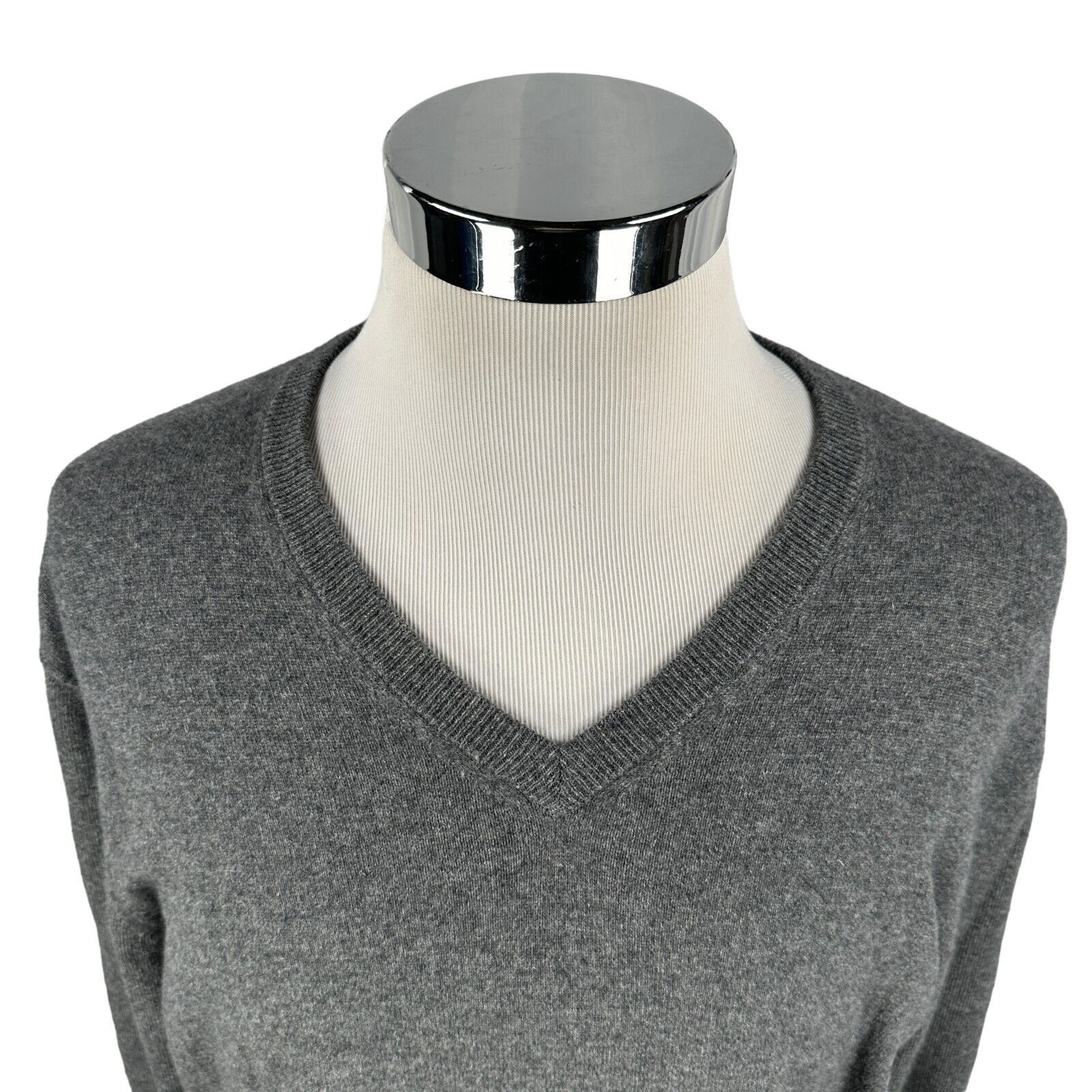 Neiman Marcus Neiman Marcus Cloud Cashmere Sweater XL Gray V-Neck Pullover Size US XL / EU 56 / 4 - 7 Thumbnail