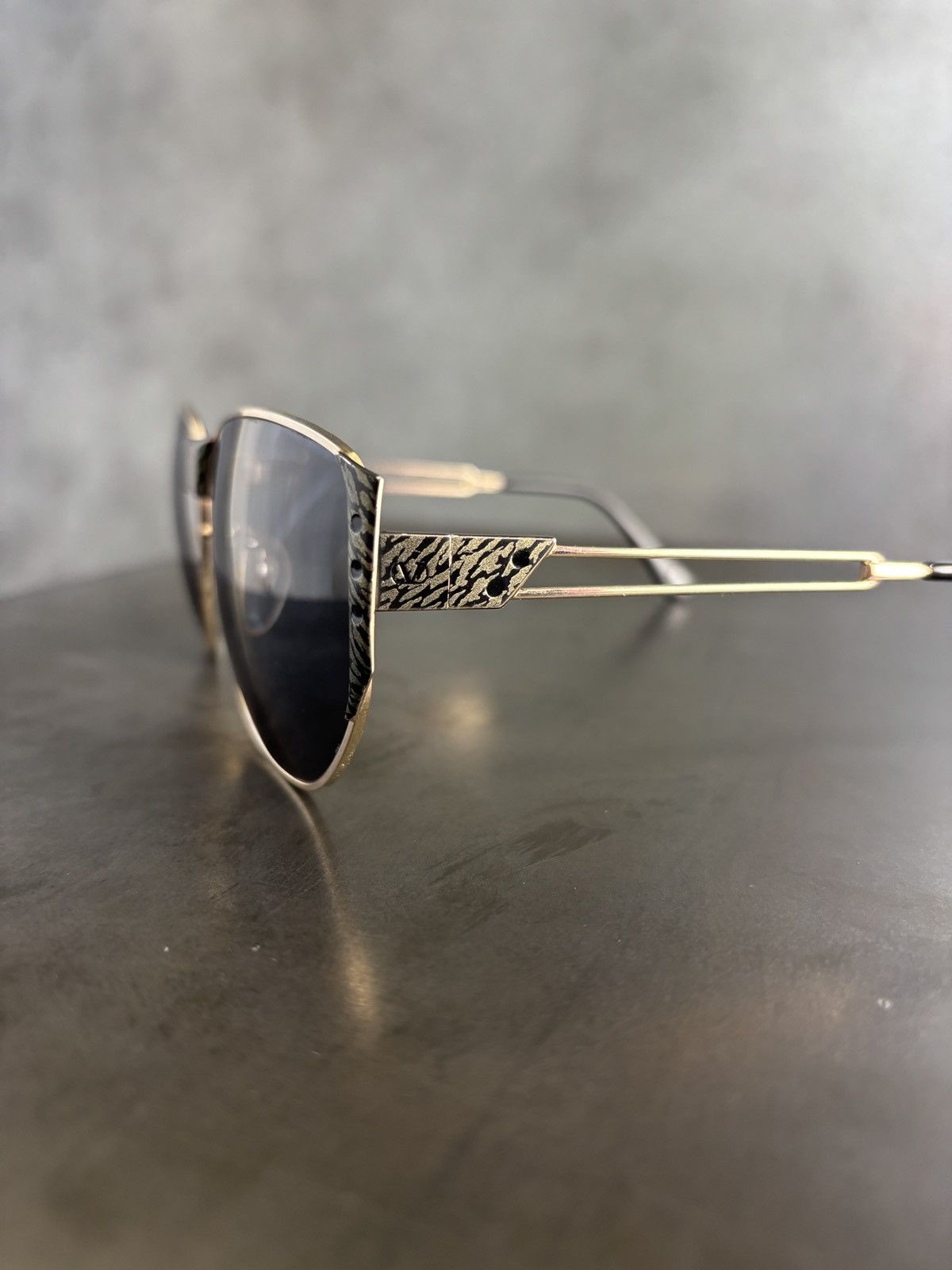 Valentino 1980s Vintage Valentino Sunglasses Metal Aviator 5419 Case Size ONE SIZE - 11 Thumbnail