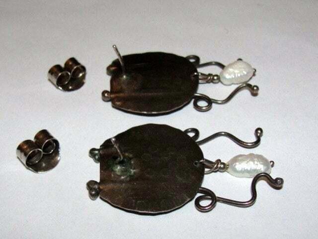 Designer Hammered Disc Figural Modernist Water Pearl Dangle Earrings Size ONE SIZE - 5 Thumbnail