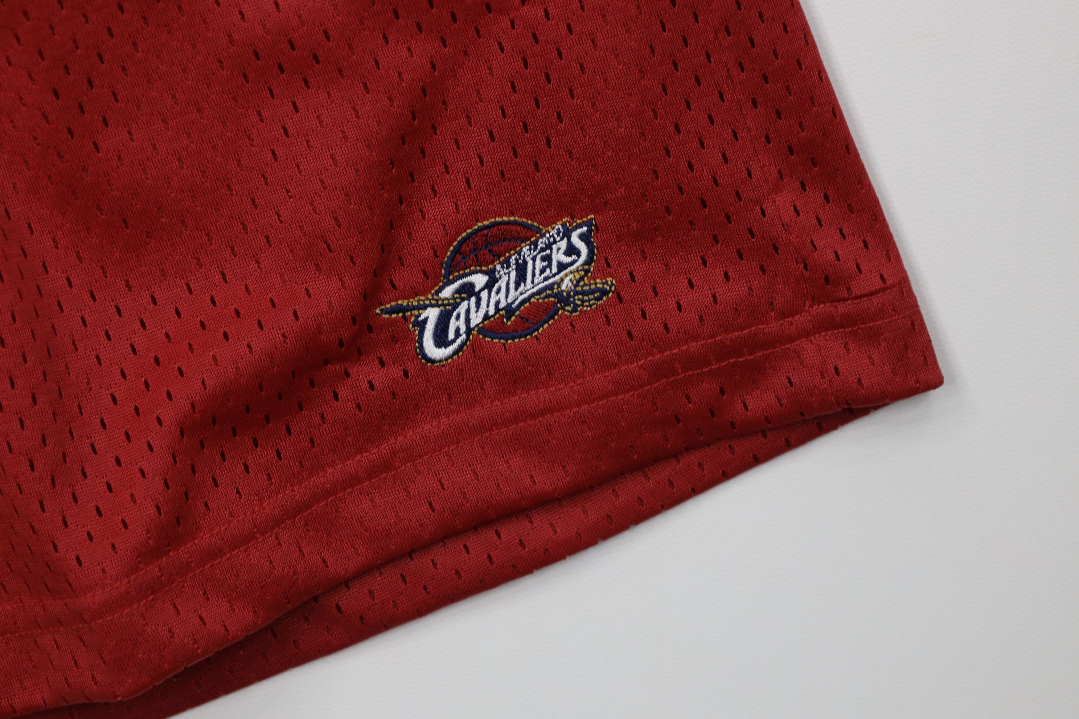 Vintage Vintage NBA Cleveland Cavaliers Basketball Mesh Shorts Red Size US 32 / EU 48 - 5 Thumbnail
