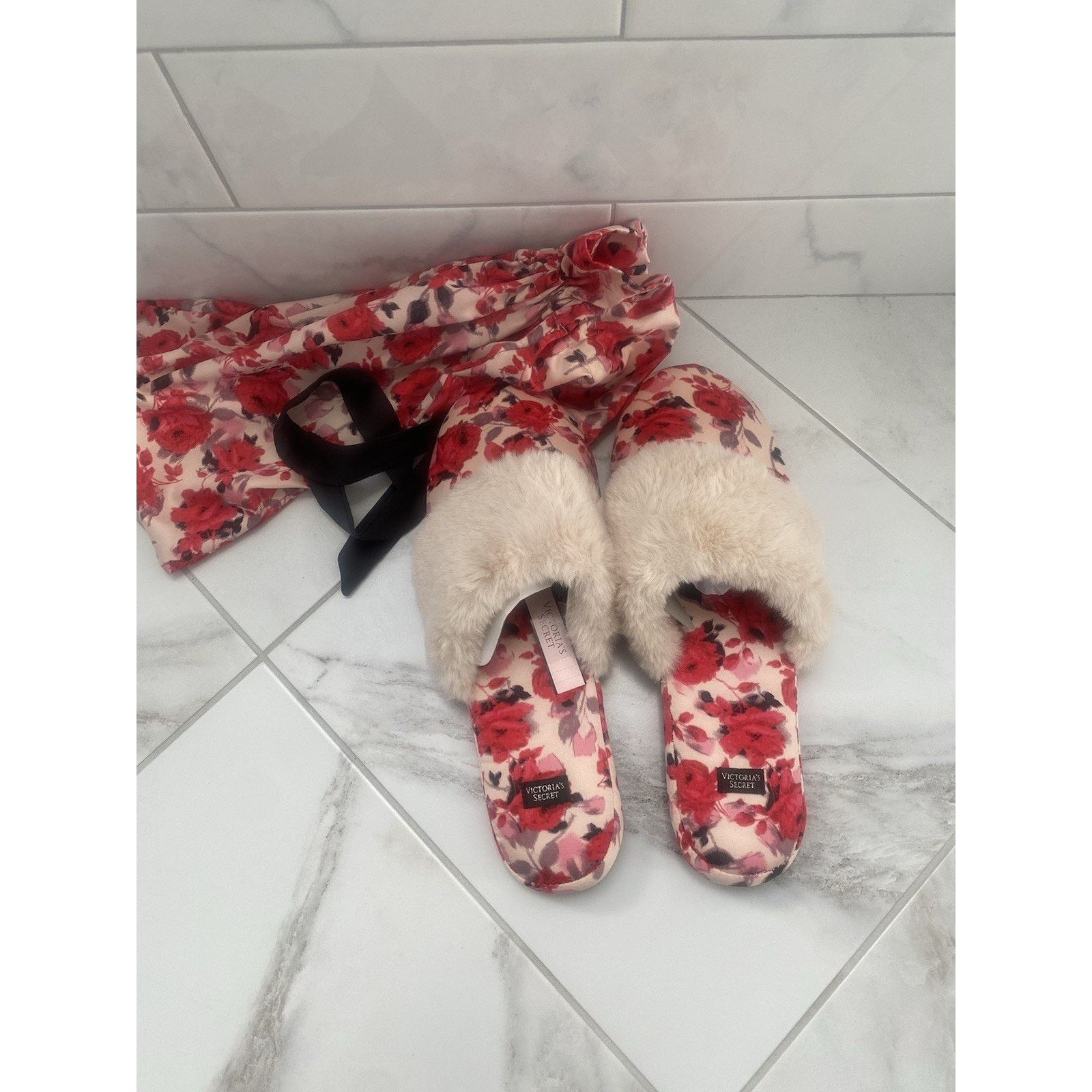 Victoria's Secret Victoria Secret women Slippers Sz Lg Roses NWT Size US 9 / IT 39 - 2 Thumbnail