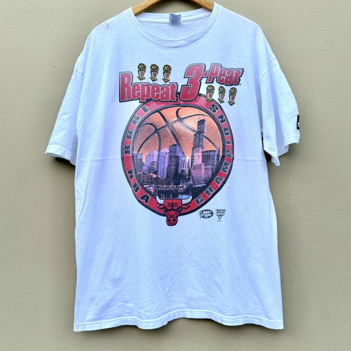 NBA × Vintage Vintage chicago bulls 1998 tee Size US XL / EU 56 / 4 - 1 Thumbnail