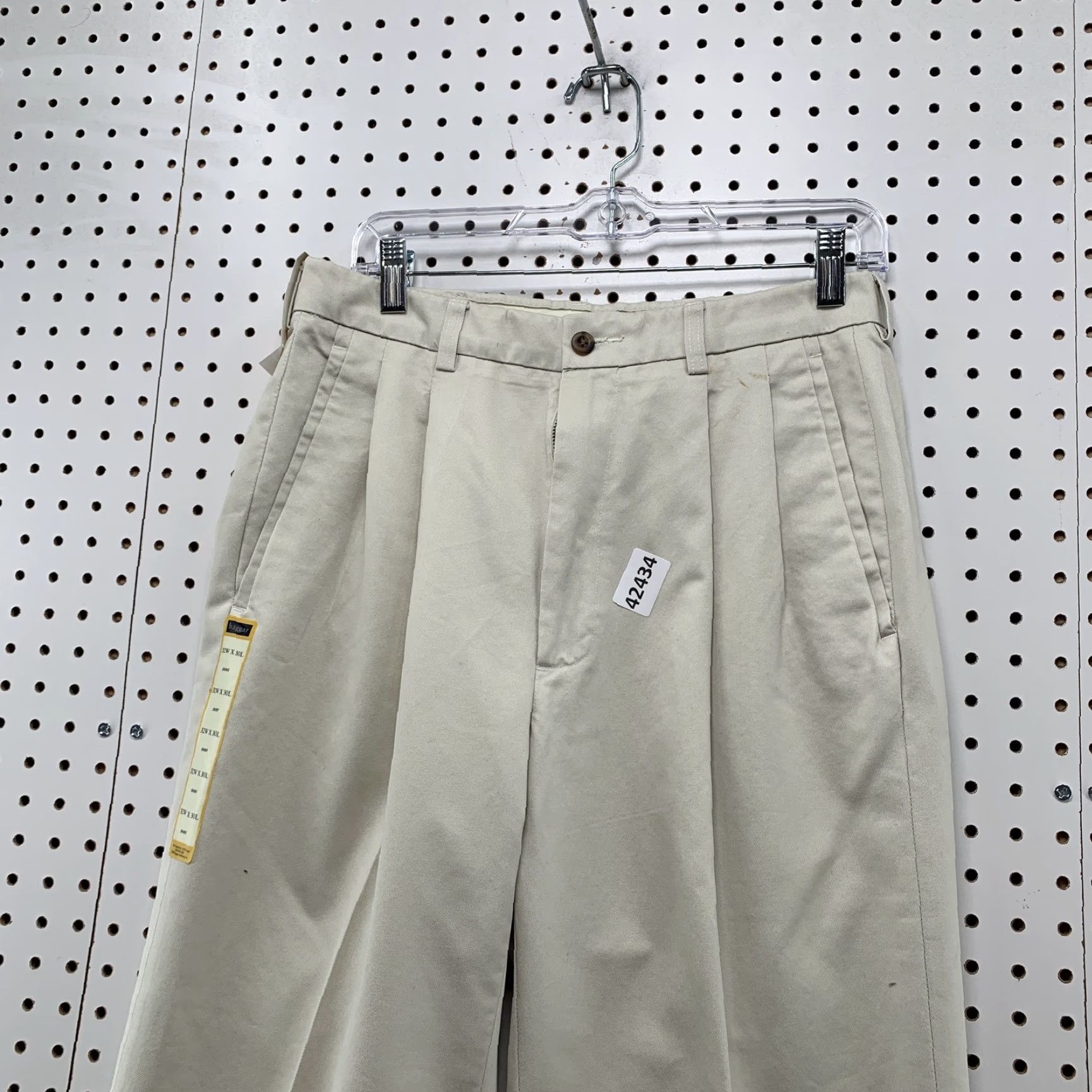 Haggar VINTAGE Haggar Khaki Chino Pants Mens 32x30 Beige Iron Free Pleated Hat? Size US 32 / EU 48 - 2 Thumbnail