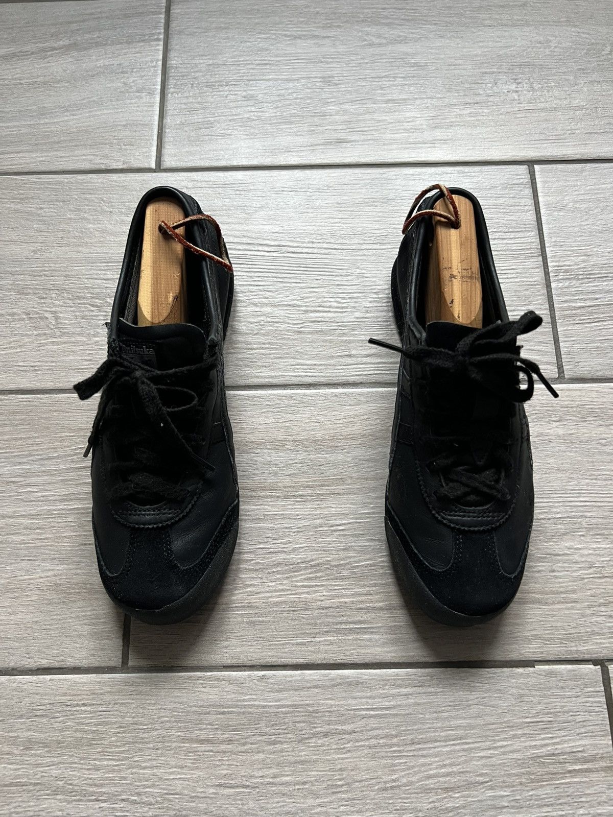 Asics Vintage Asics Onitsuka Tiger Leather Classic Black Sneakers Size US 7 / EU 40 - 5 Thumbnail