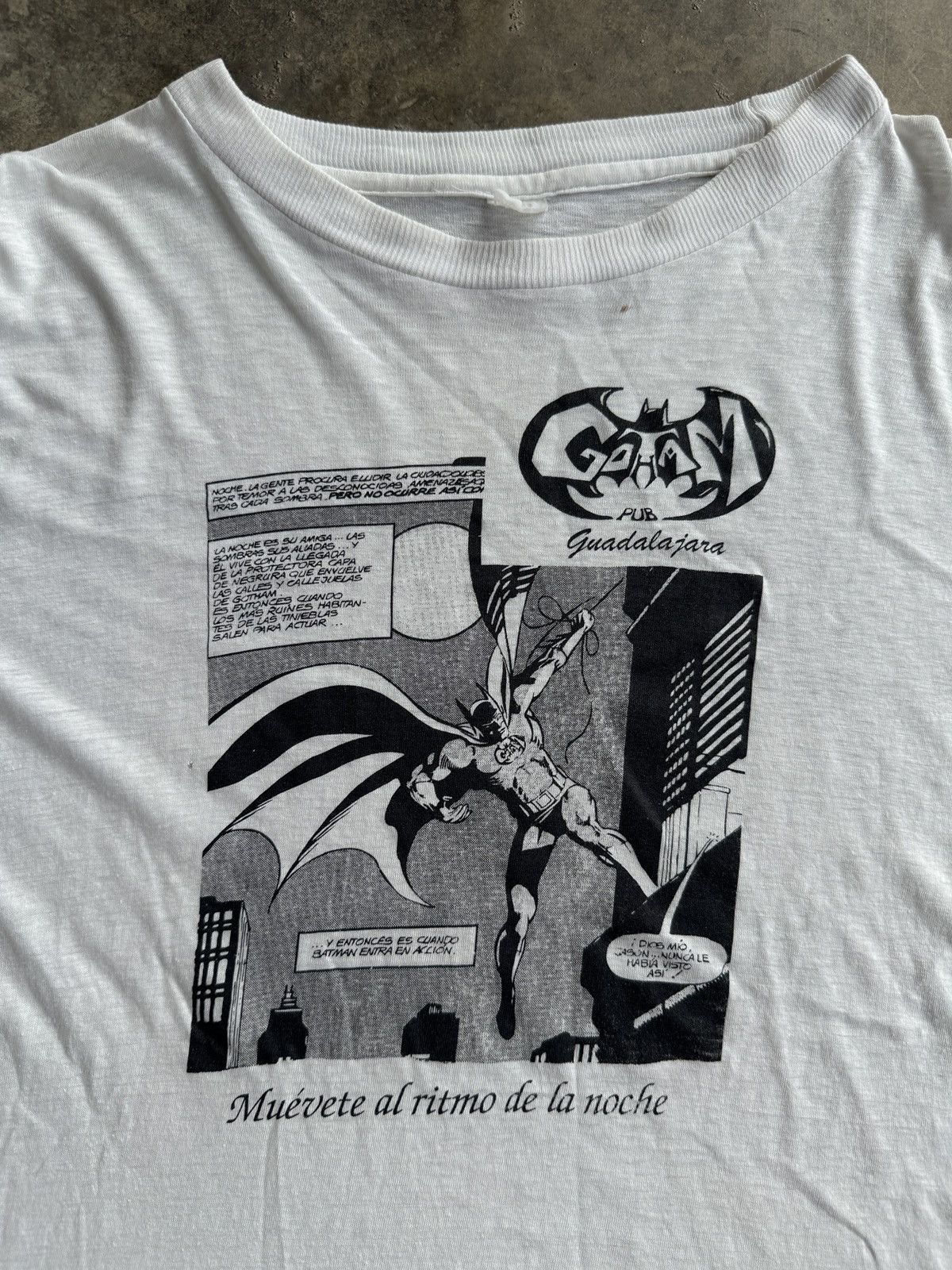 DC Comics × Vintage *RARE* 90s VINTAGE GOTHAM PUB BAR CLUB BATMAN TEE Size US L / EU 52-54 / 3 - 2 Thumbnail