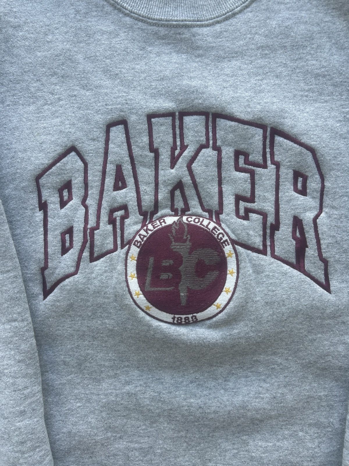 Vintage Vintage 90s Baker College Embroidered Sweatshirt Size US L / EU 52-54 / 3 - 2 Thumbnail
