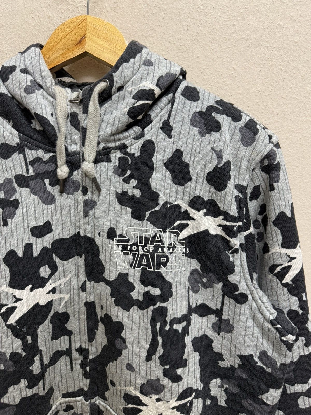 Star Wars × Uniqlo Uniqlo Star Wars The Force Awake Sheerpa ZipUp Sweater Hodie Size US M / EU 48-50 / 2 - 21 Thumbnail