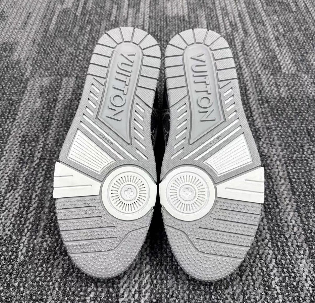 Louis Vuitton Louis Vuitton Trainer Monogram Grey White Denim Sneakers J42 Size US 9.5 / EU 42-43 - 6 Thumbnail