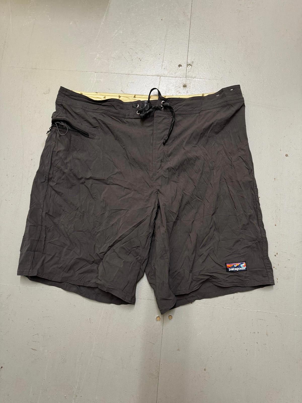 Patagonia Patagonia Men's Black Board Shorts Size US 36 / EU 52 - 1 Thumbnail