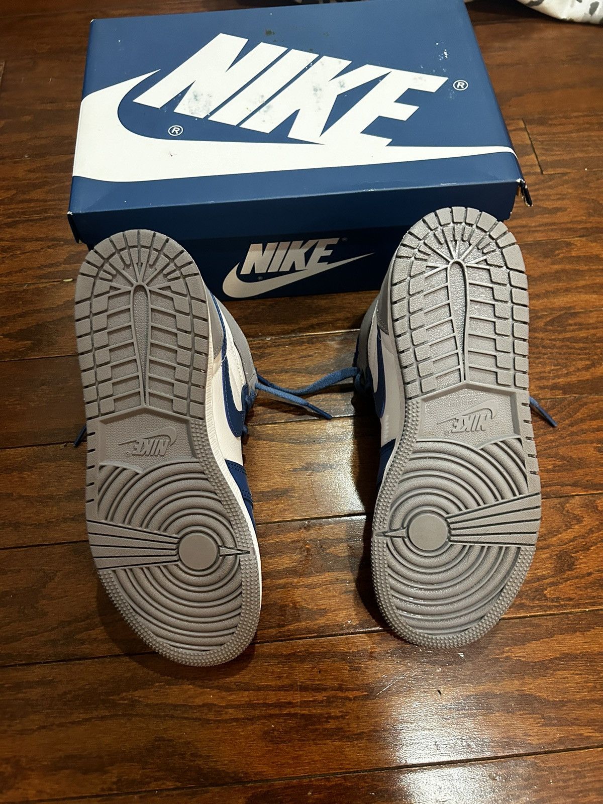 Jordan Brand Air Jordan 1 Mid True Blue / Cement Grey — 4.5Y (W 6) Size US 6 / EU 39 - 6 Thumbnail