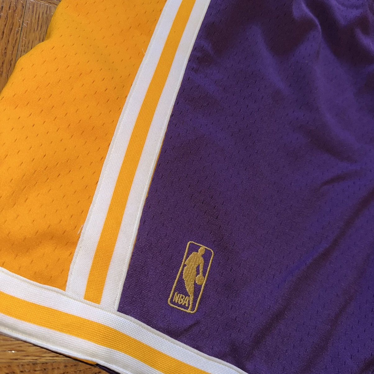 Mitchell & Ness Mitchell & Ness Authentic Los Angeles Lakers 96/97 sz Med 40 Size US 34 / EU 50 - 4 Thumbnail
