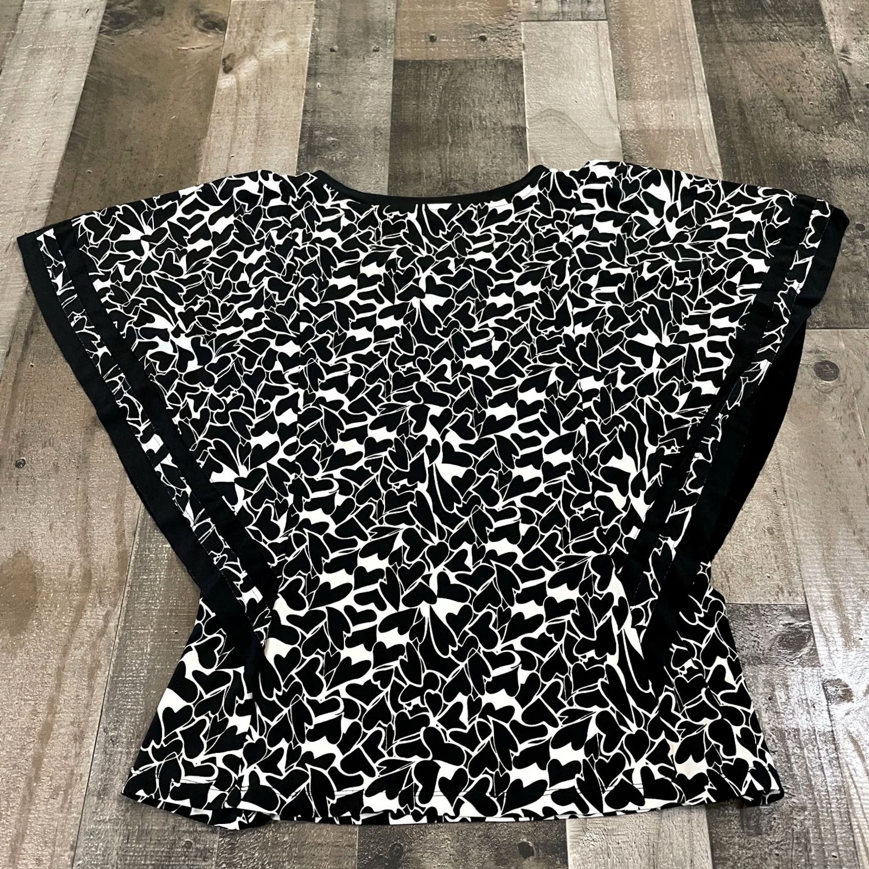 Vintage Style&co. PS Petites Black Blouse Heart Printed Short Flutter Sleeve Size S / US 4 / IT 40 - 2 Thumbnail