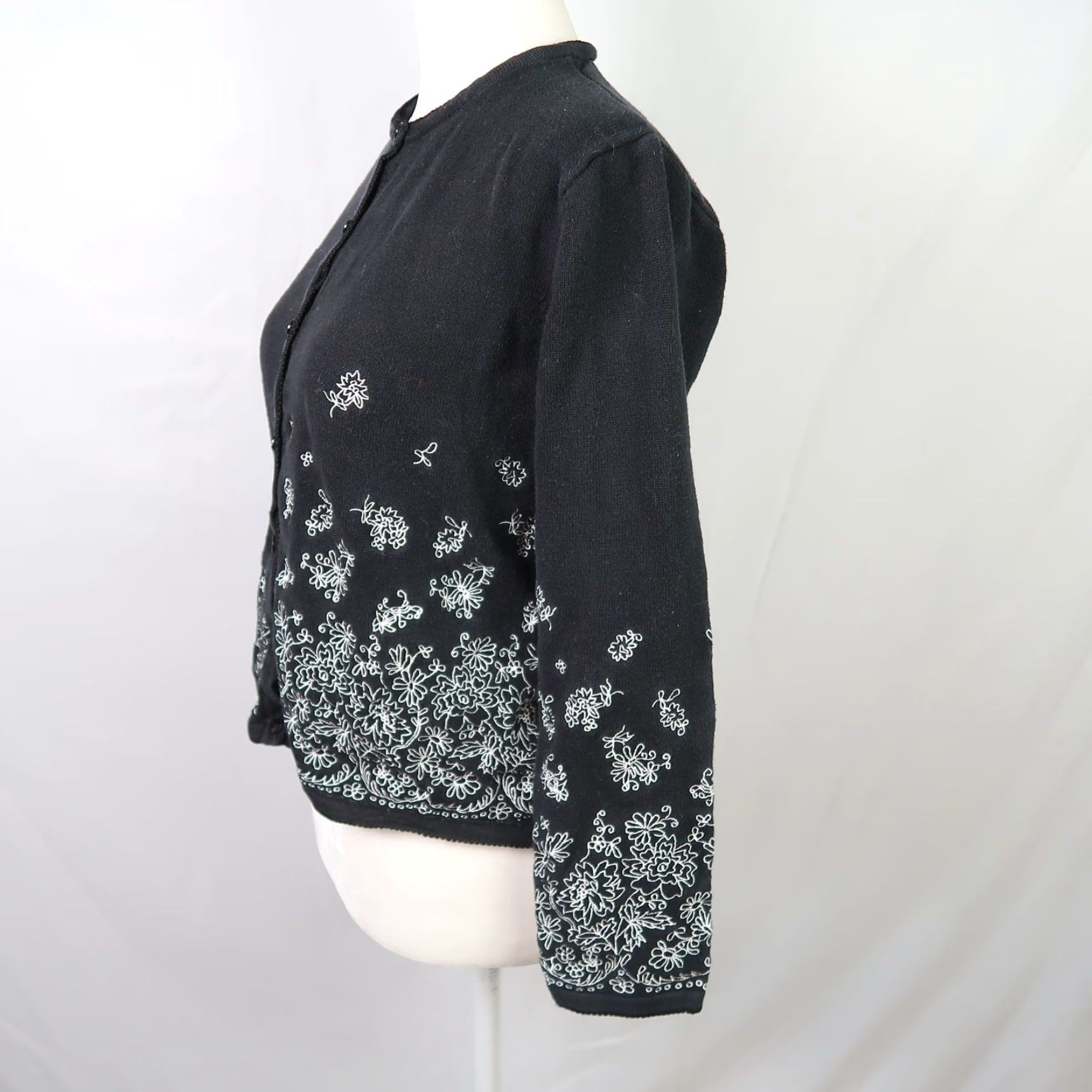 Talbots VINTAGE Talbots Black Knit White Floral Embroidered Cardigan Sweater S Mens? No gender specified. Size S / US 4 / IT 40 - 3 Thumbnail