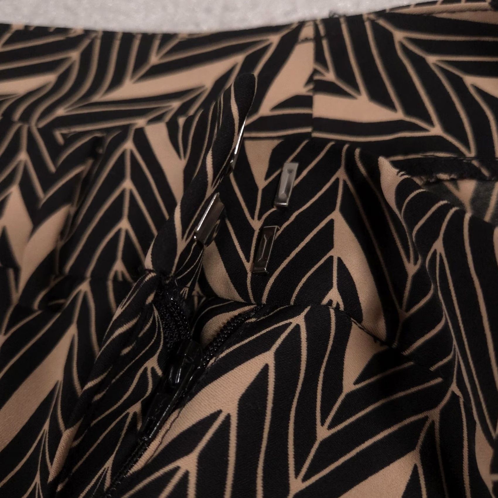 Vintage Chico's Dress Pants Womens 0.5 Beige Black Geometric Wide Leg Crepe Zip Pockets Size 25" / US 0 / IT 36 - 4 Thumbnail