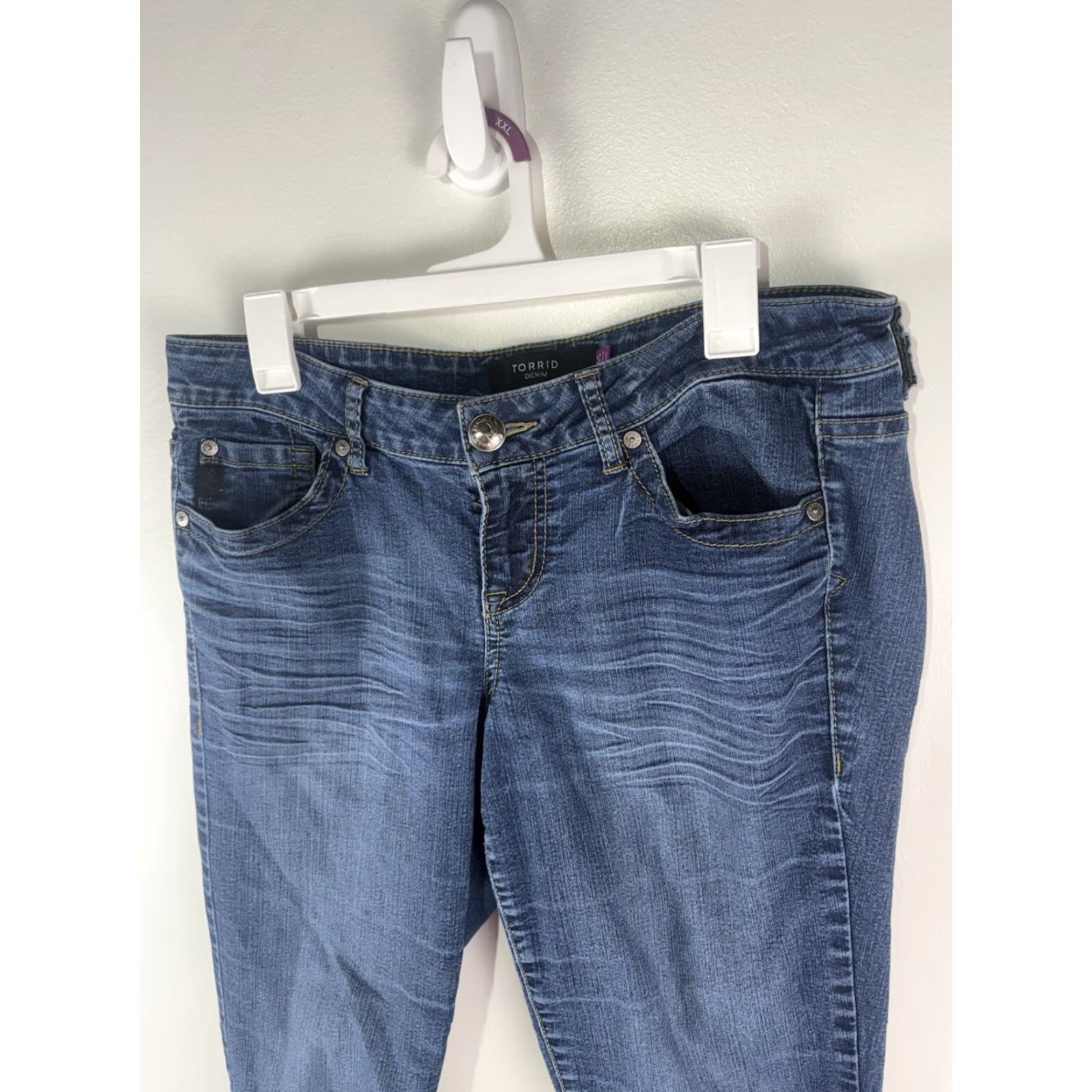 Torrid Torrid Med Wash W-Whiskers Low Rise Skinny Jeans Womens Size 14S Size 36" / US 14 / IT 50 - 2 Thumbnail