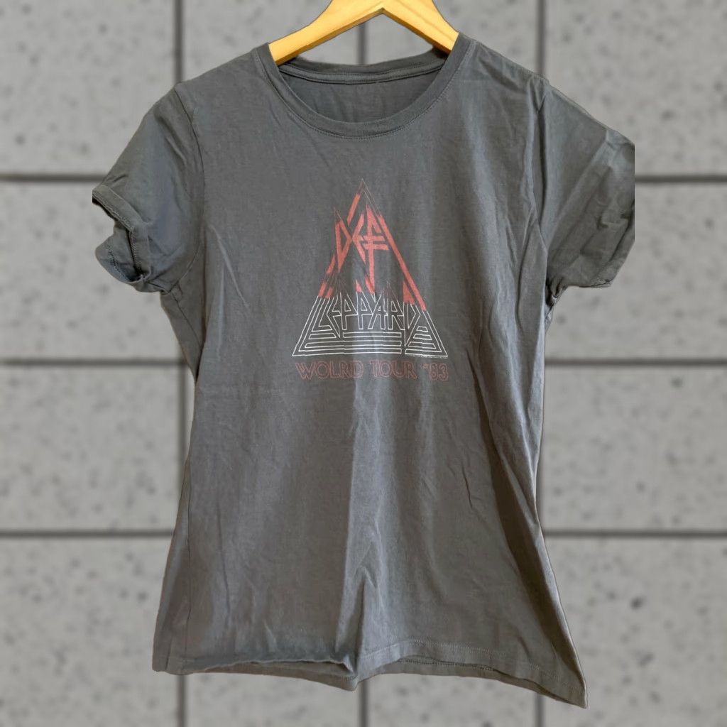 Vintage Def Leppard T-Shirt World Tour 83 Metal Rock Small Gray Men's Short Sleeve Crew Neck Cotton Graphic Tee Size US S / EU 44-46 / 1 - 1 Thumbnail