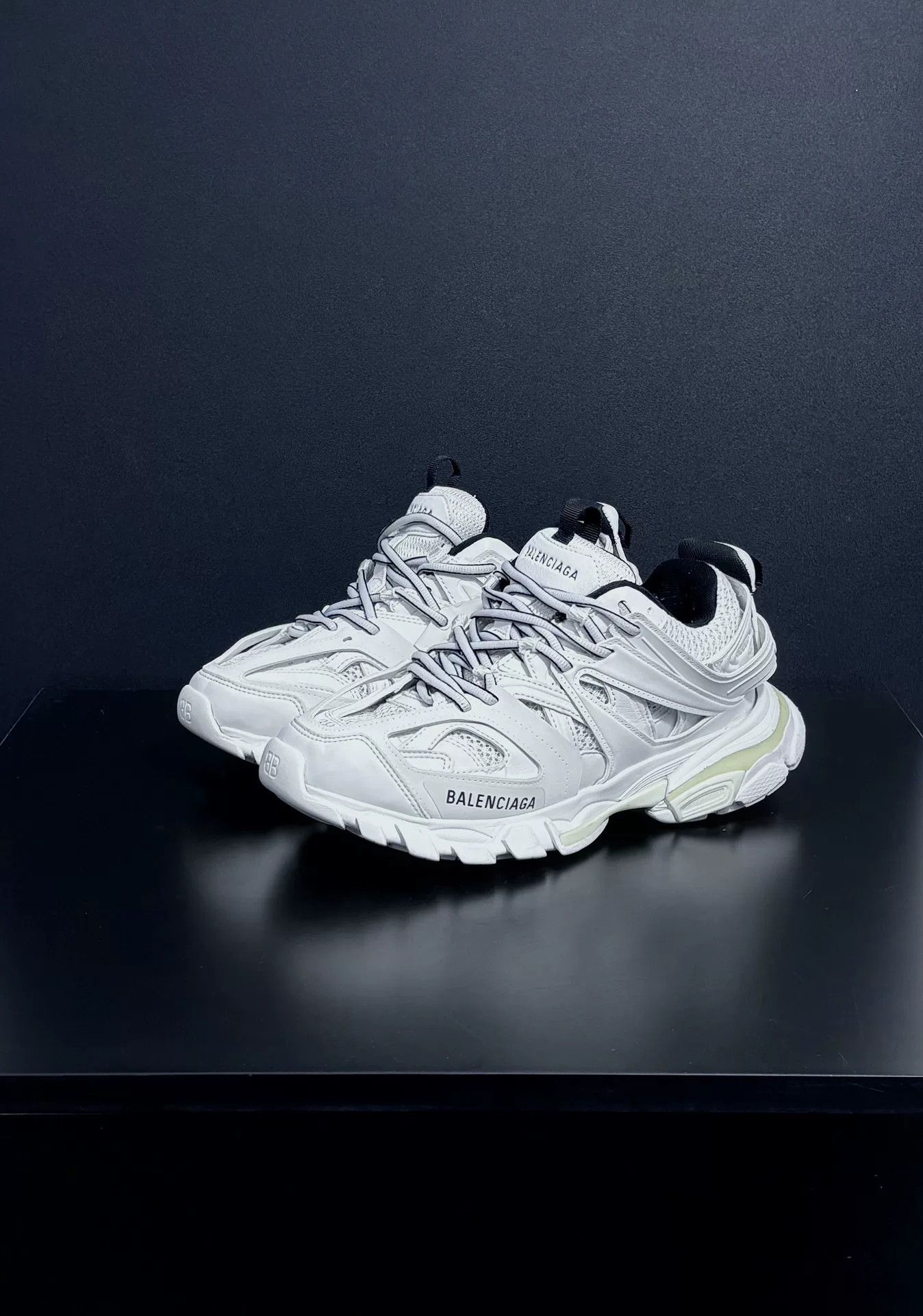 Balenciaga Balenciaga White Lowtop Sneakers us_7-5 Women Size US 7.5 / IT 37.5 - 1 Thumbnail