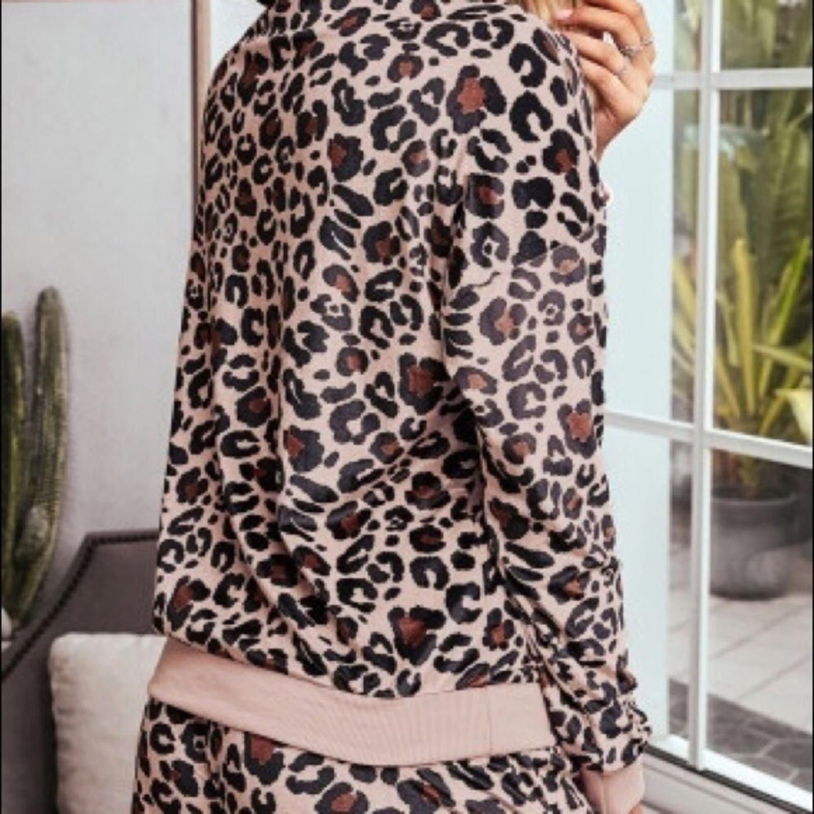 Designer Leopard Velvet Lounge Set NWT Size ONE SIZE - 5 Thumbnail