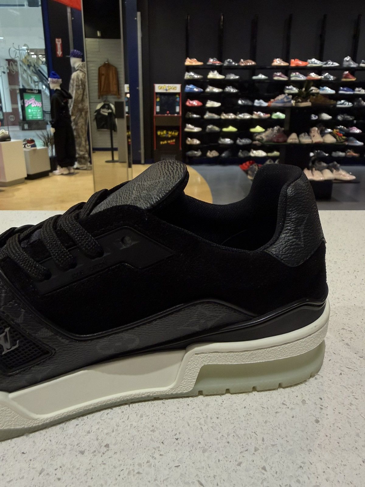 Louis Vuitton Size 6UK/7US - Louis Vuitton Trainer Low Top Black Size US 6 / EU 39 - 6 Thumbnail