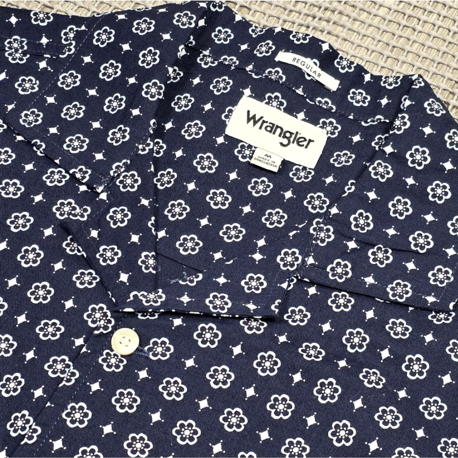 Wrangler VINTAGE Wrangler Resort Shirt Mens M Geometric Hawaiian Camp Blue Cotton Short Sleeve Button-Up Decade: 90s? (But do not add decade) Size US M / EU 48-50 / 2 - 5 Thumbnail