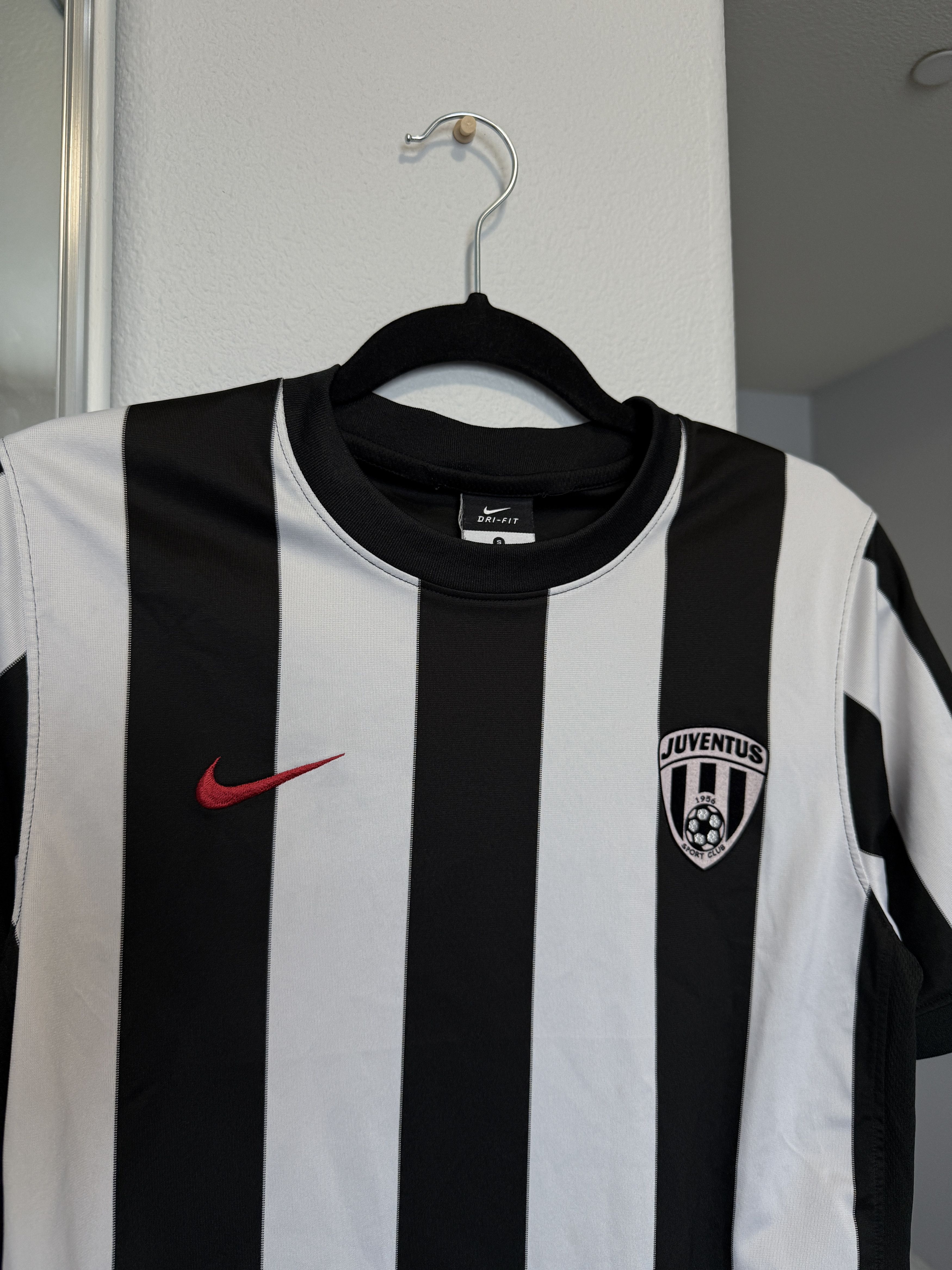 Nike JUVENTUS NIKE DRI FIT STRIPE JERSEY SZ SM Size US S / EU 44-46 / 1 - 2 Thumbnail