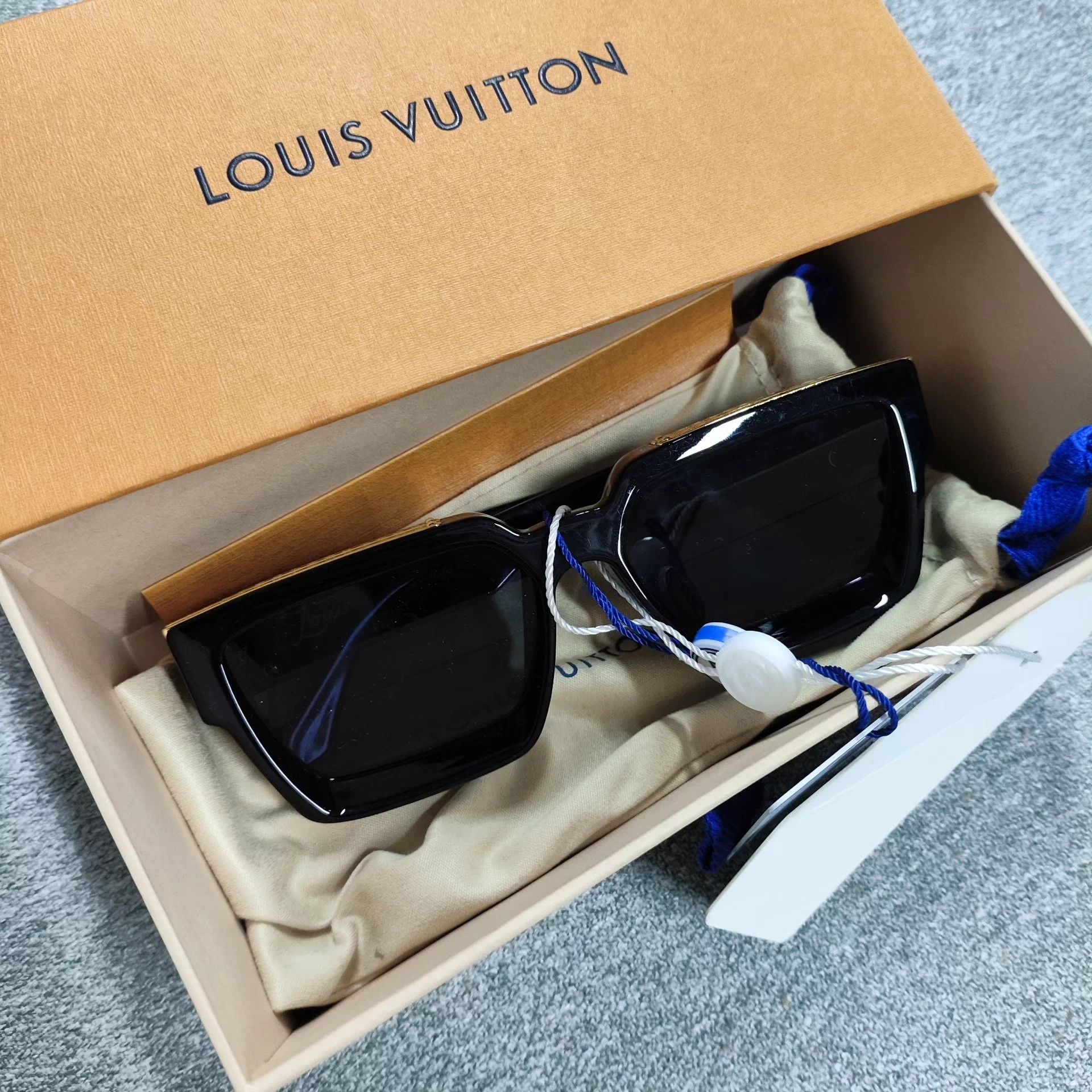 Louis Vuitton LV new authentic black sunglasses Size ONE SIZE - 1 Thumbnail
