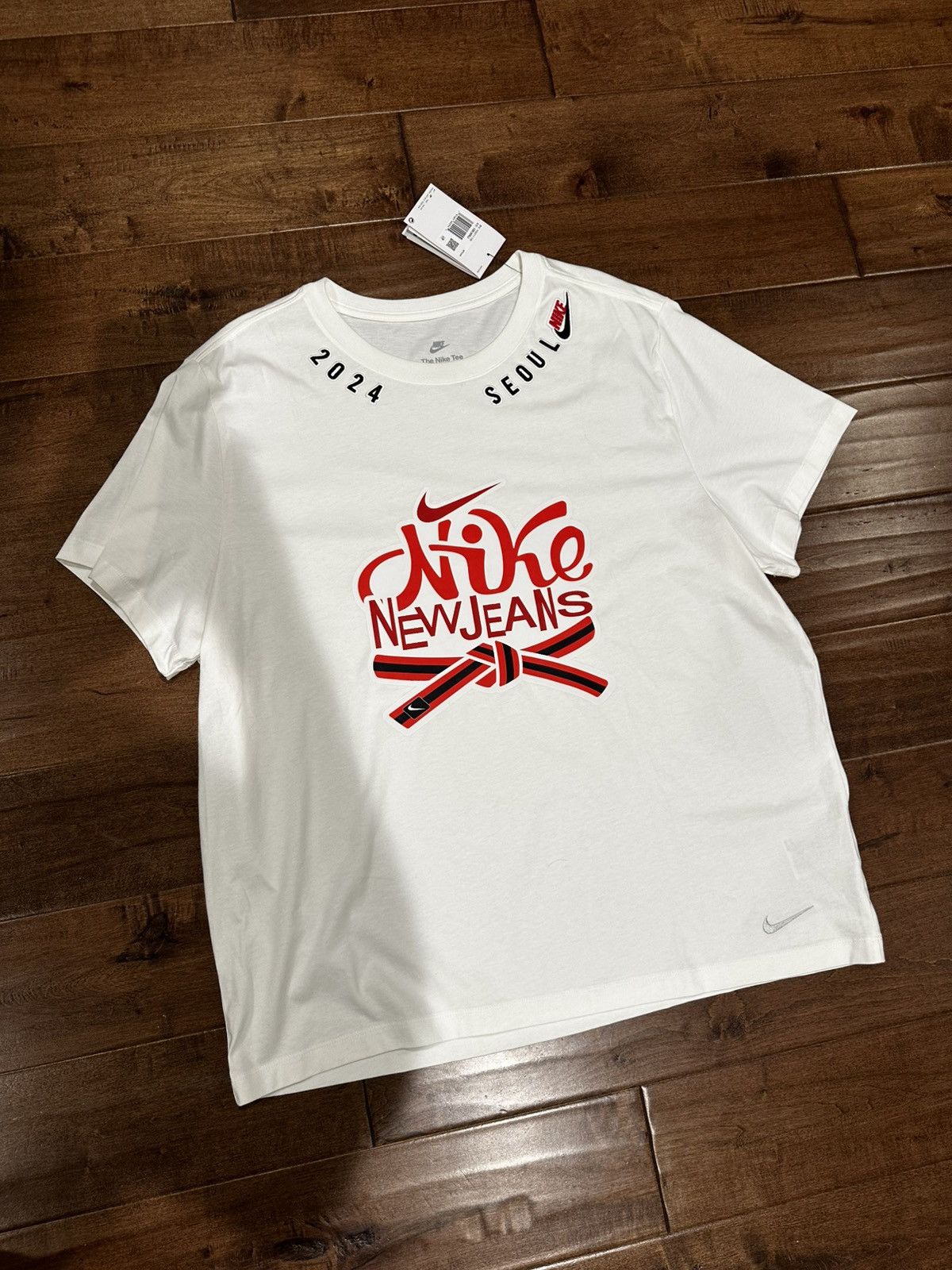 NIKE - NewJeans x NIKE シンガポール限定Tシャツの通販 by