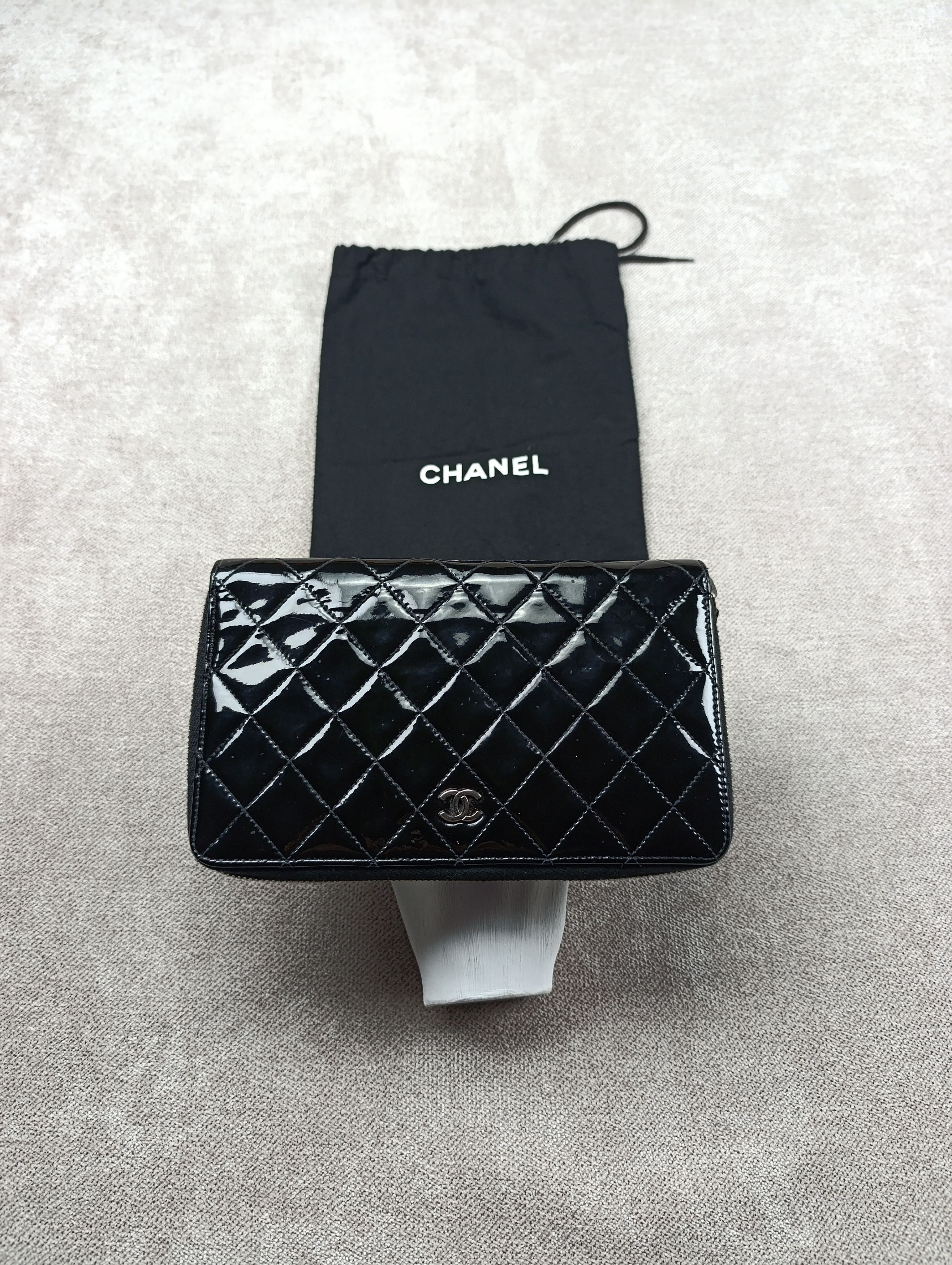 Chanel CHANEL BLACK QUILTED PATENT LEATHER CC ZIP ORGANIZER WALLET Size ONE SIZE - 1 Thumbnail