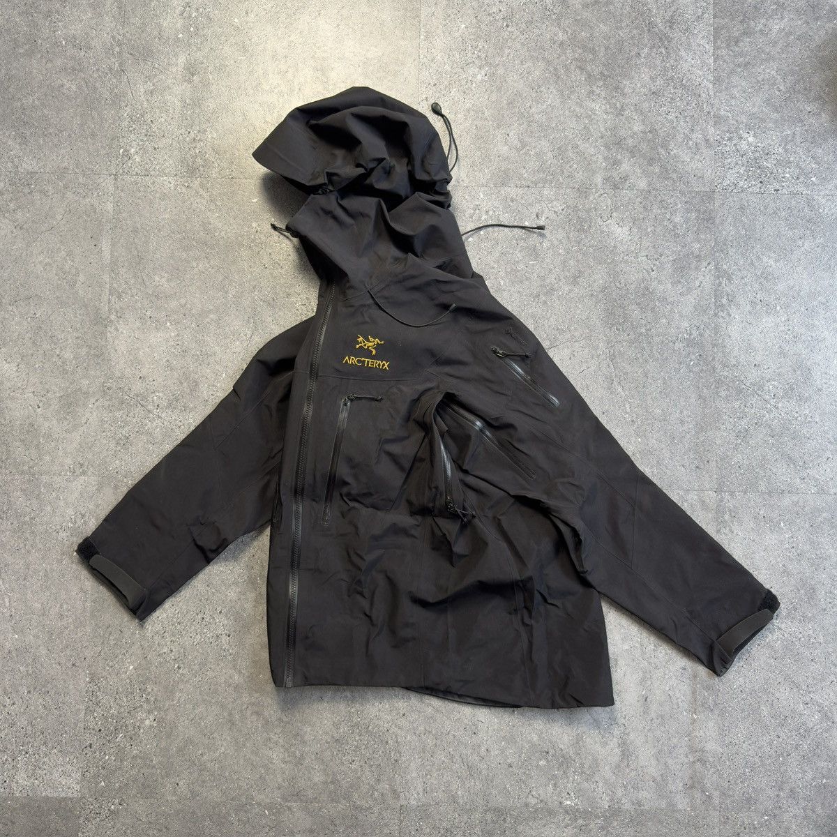 ARC'TERYX ブラックジャケット Alpha SV 24k gold Arc'teryx Arc'teryx 24k Gold Alpha SV Jacket | Grailed