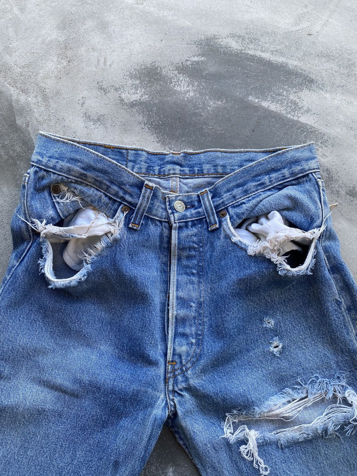 Levi's Vintage Clothing VINTAGE LEVI’S 501 DISTRESSED Size US 31 - 6 Thumbnail